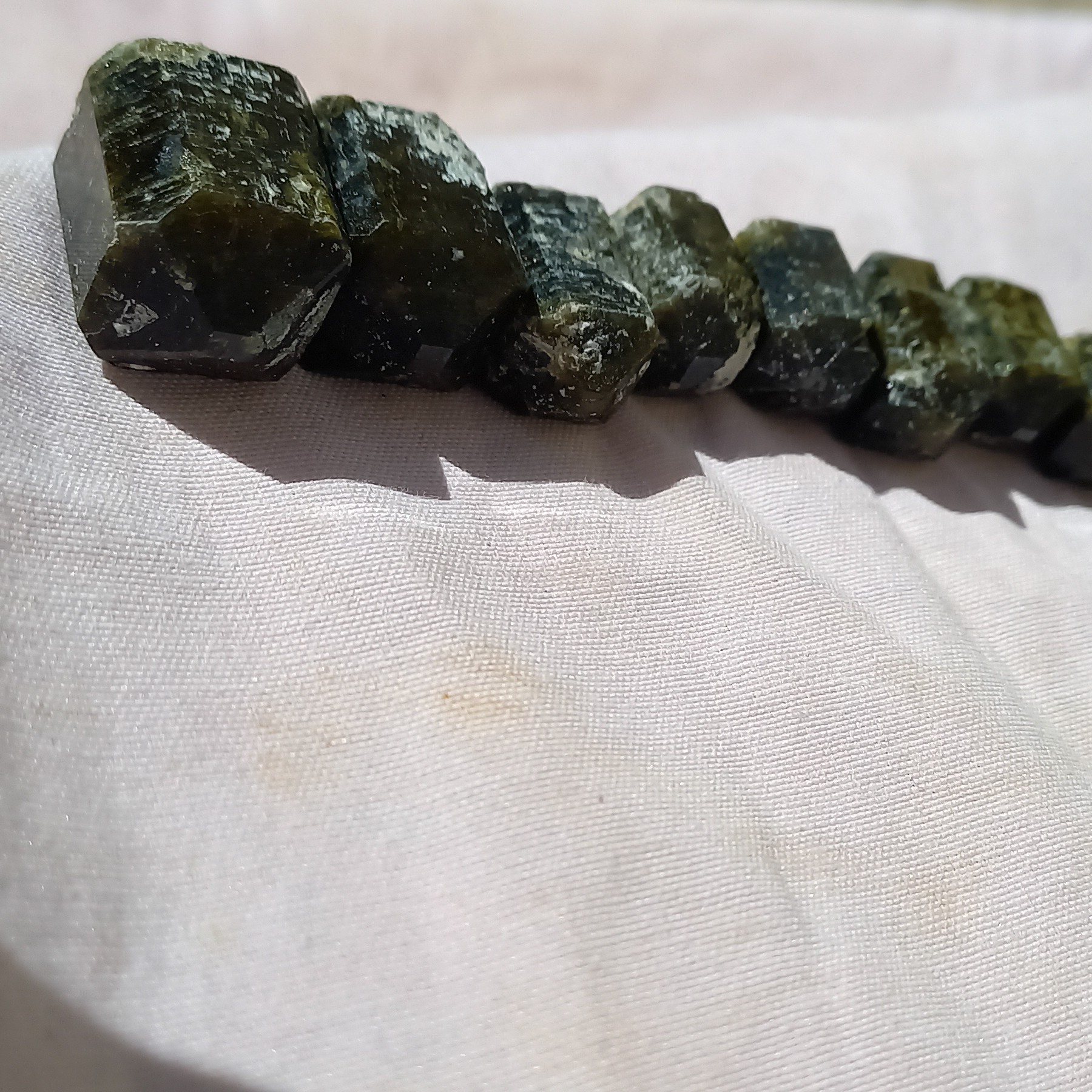 سنگ گارنت سبز  کلکسیونی و مناسب مجموعه داری  بلورها اکثرا منظم بوده و هشت ضلعی 