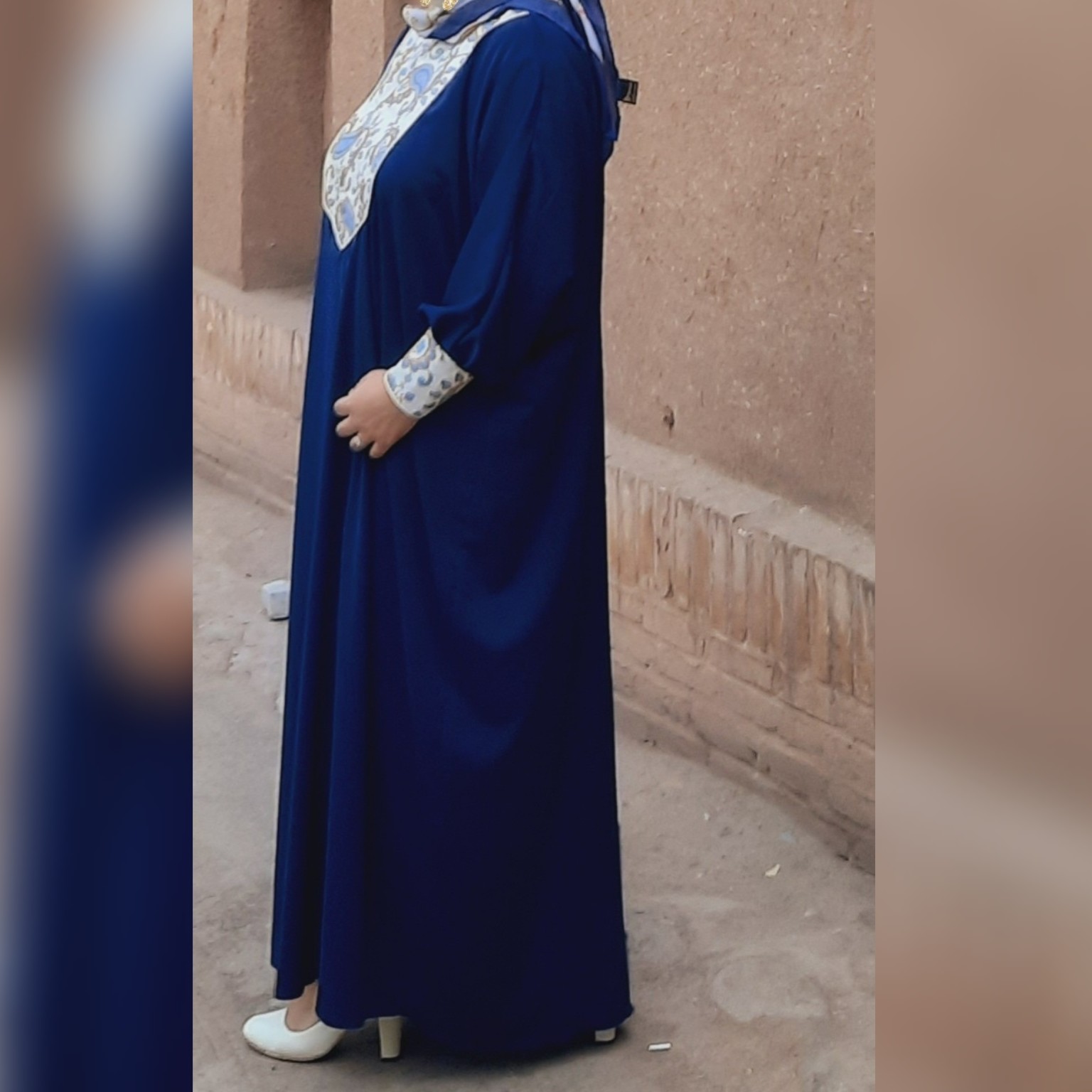 مانتو عبا مجلسی سورمه ای با خرج کار ژاکارد فوقالعاده جنس کرپ ژاکلین