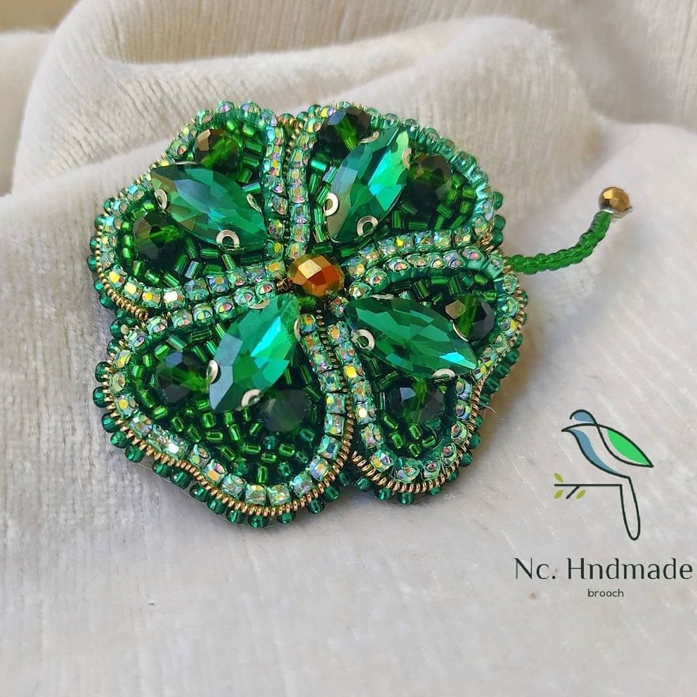 سنجاقسینه شبدر سبز با سنگ براق با بهترین متریال