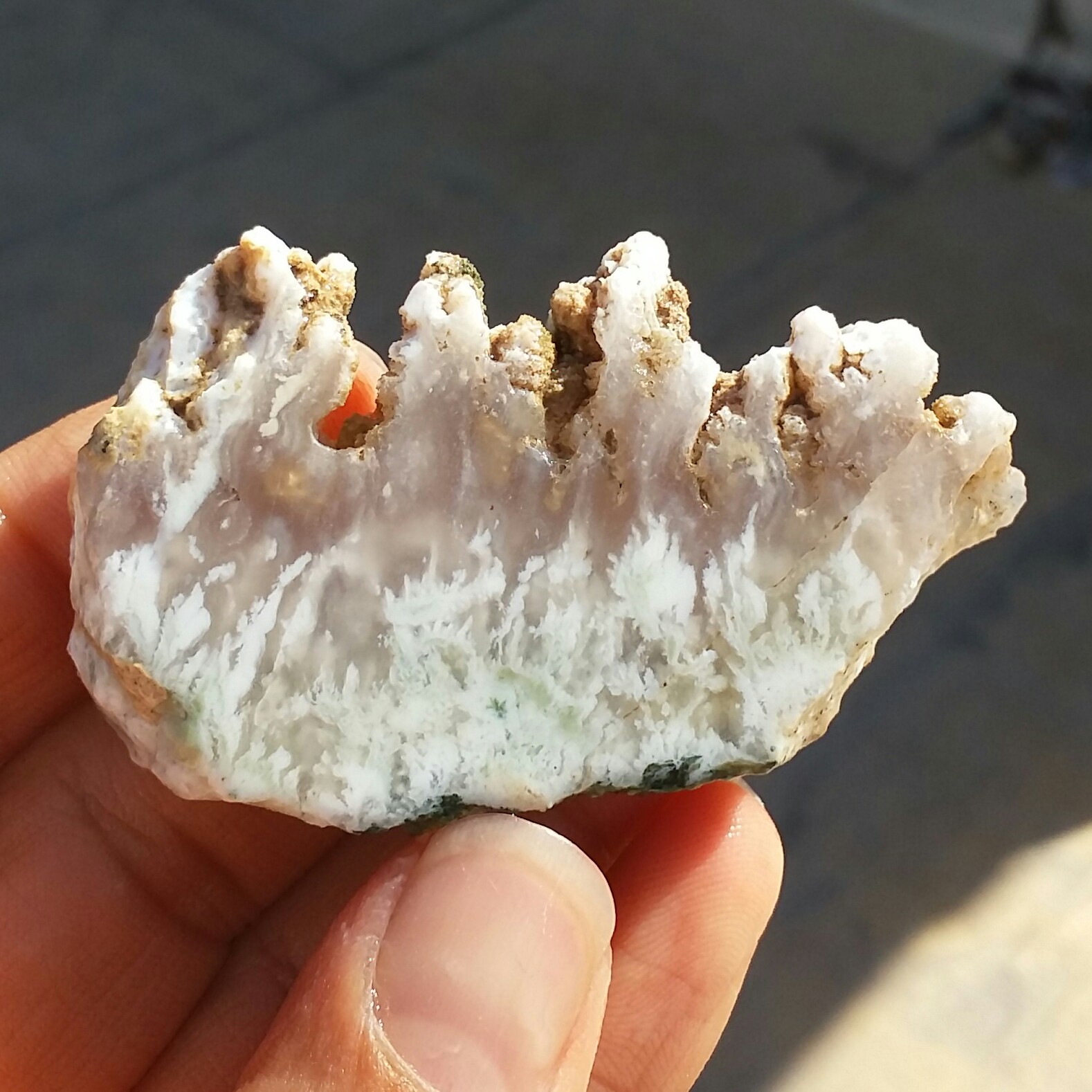 اسلایس سنگ راف عقیق شجر شکوفه بسیار زیبا و خاص 100 در 100 طبیعی  شاهکار خلقت
کد 12308