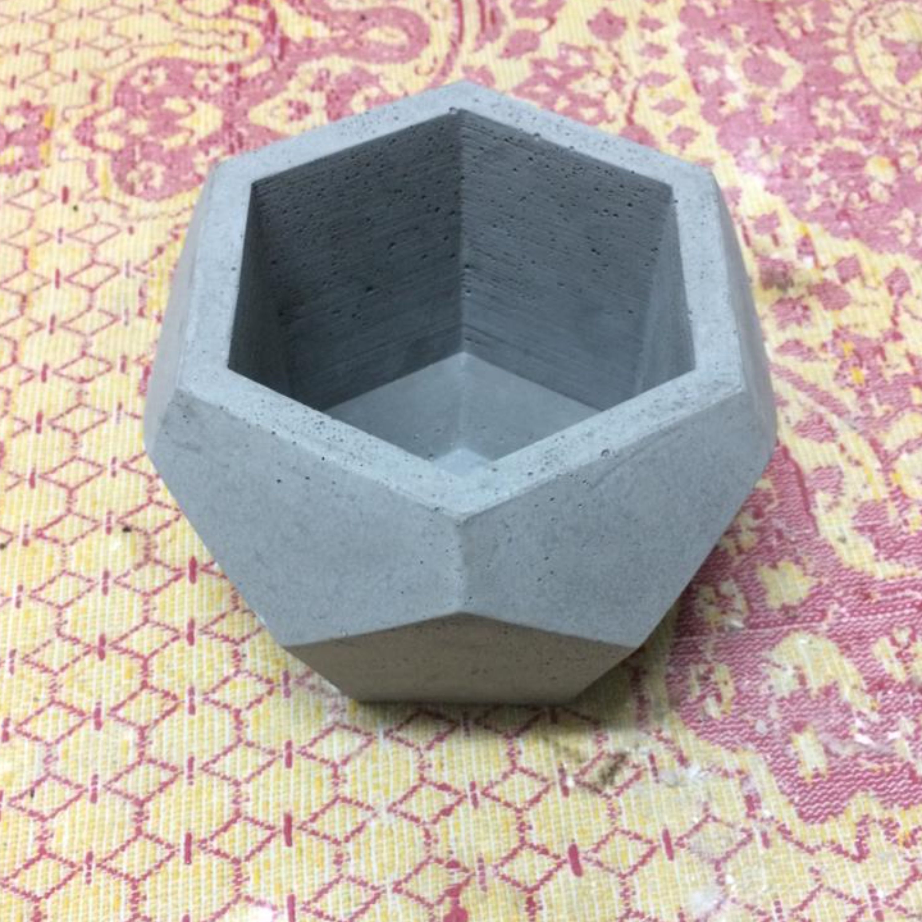 گلدان بتنی سایز بزرگ به رنگ طوسی