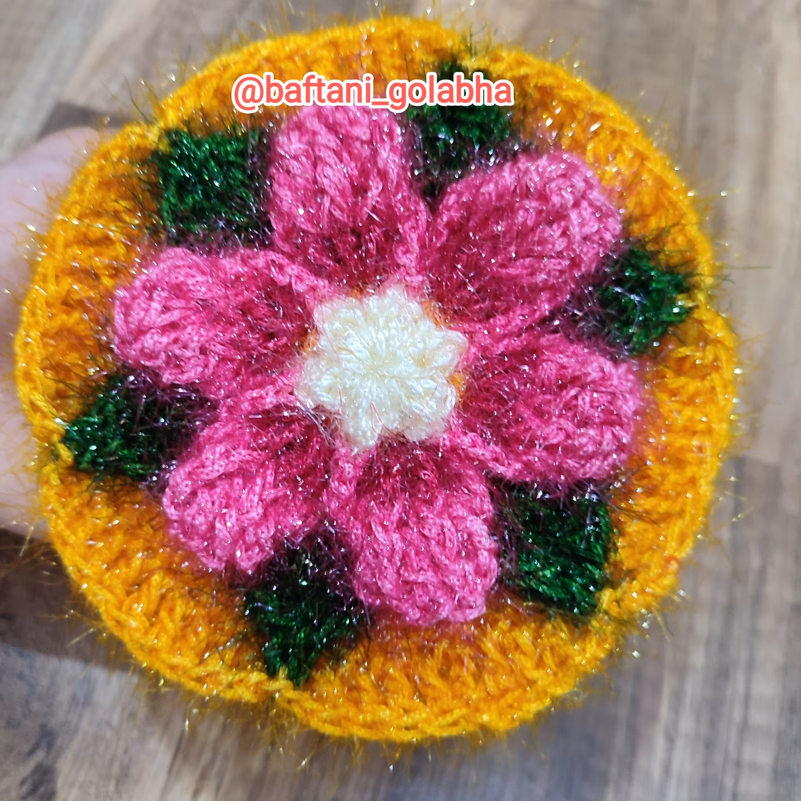 اسکاج طرح گل زیبا و شیک مخصوص خانم های خوش سلیقه بافته شده با کاموا سوزنی رنگها به دلخواه شما قابل تغییره