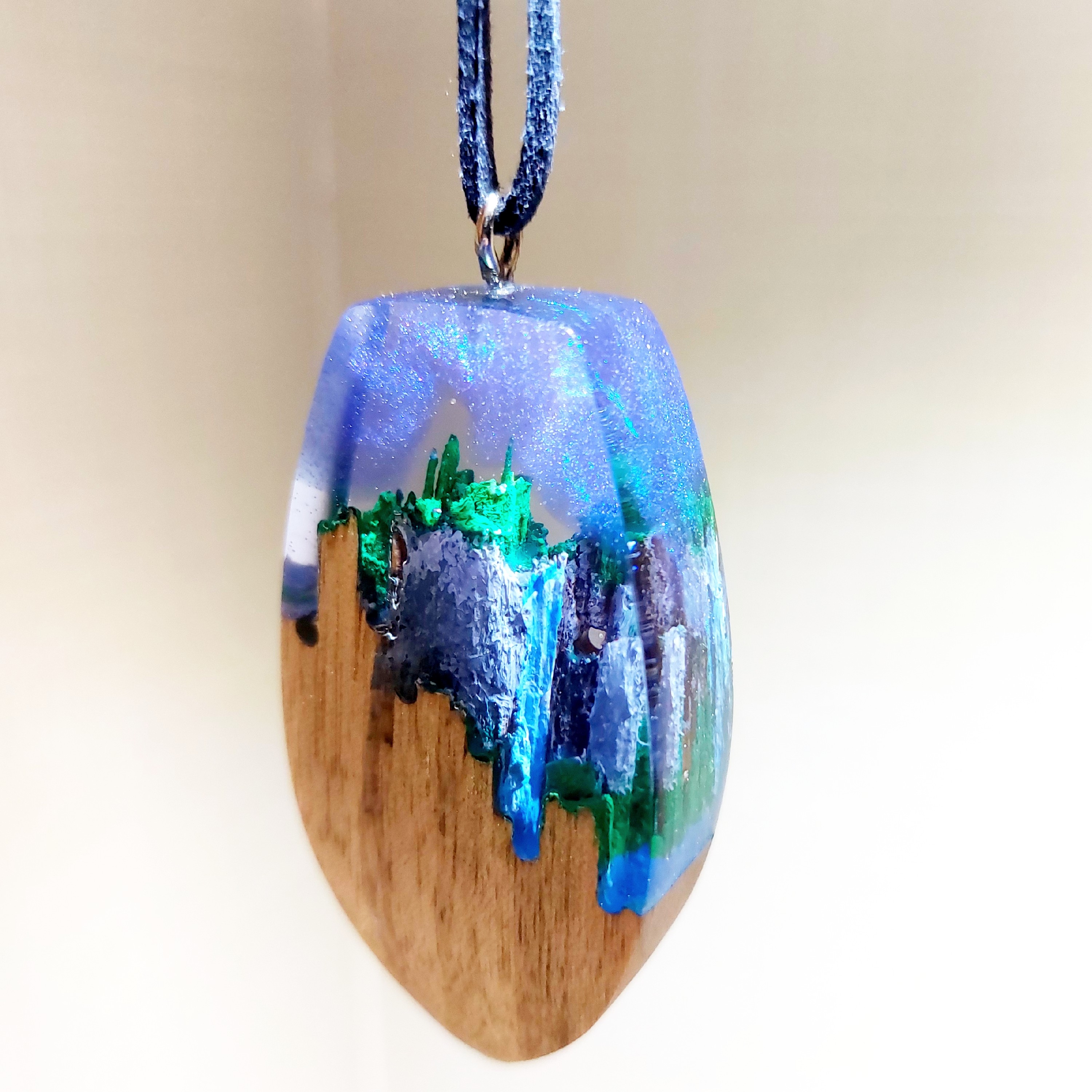 گردنبند چوب و رزین  آبشار 