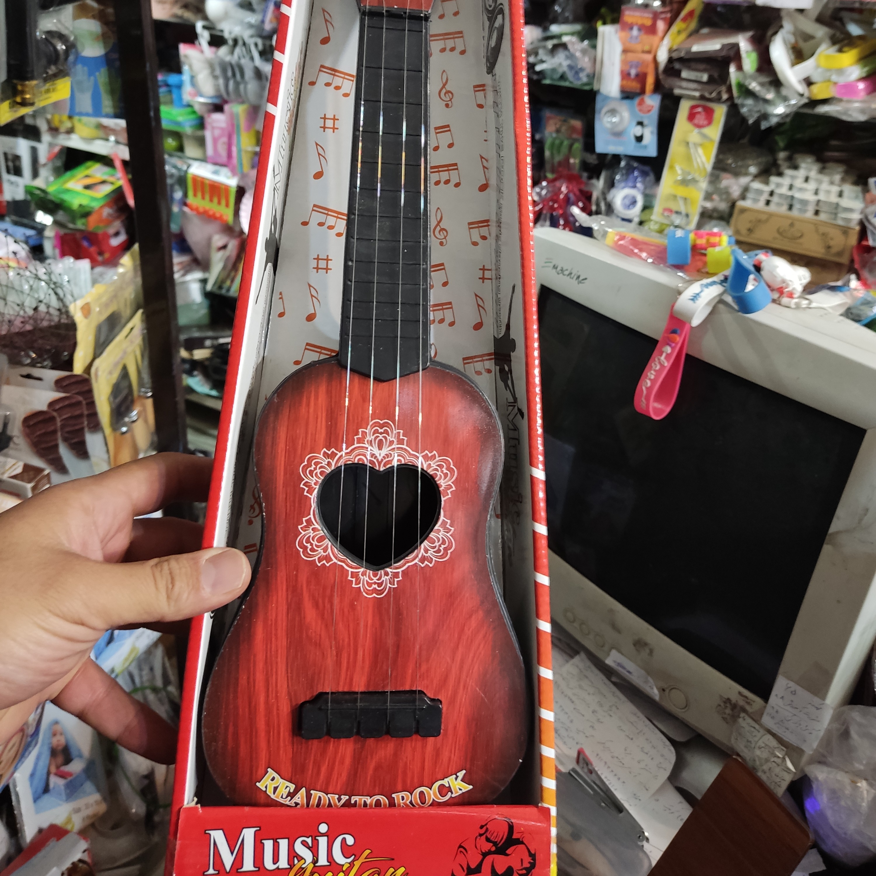 گیتار کودک مدل کلاسیک سایز خیلی بزرگ 47 سانتی متری
دارای طرح های کارتونی و عروسکی دخترانه و پسرانه
هم آموزشی و هم زینتی