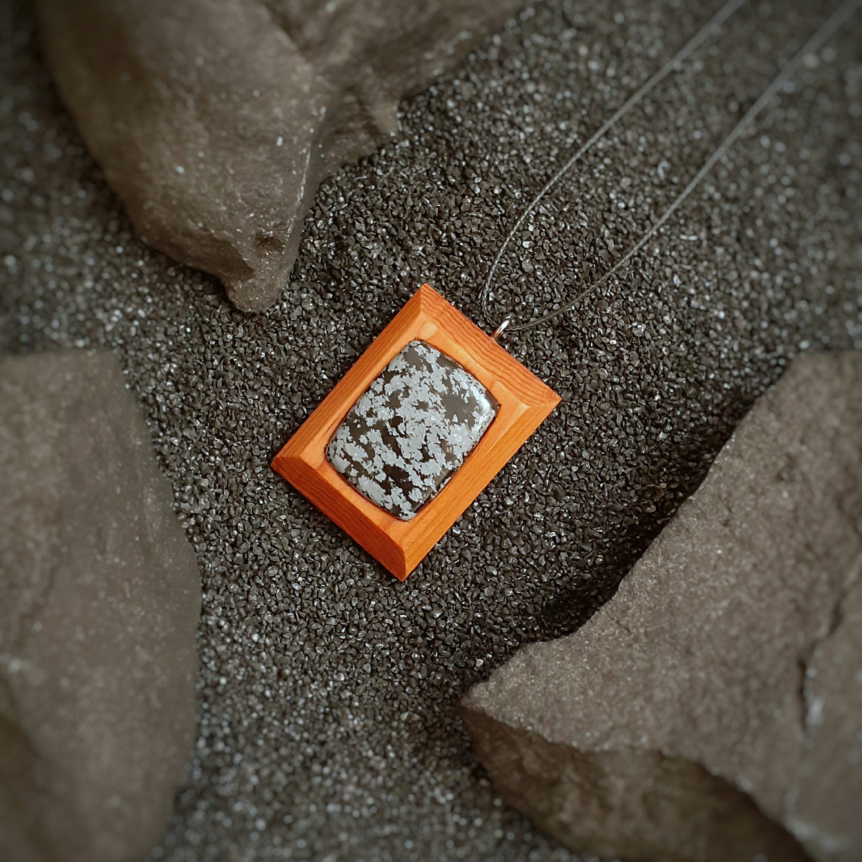 گردنبند دستساز چوب و سنگ معدنی آبسیدین