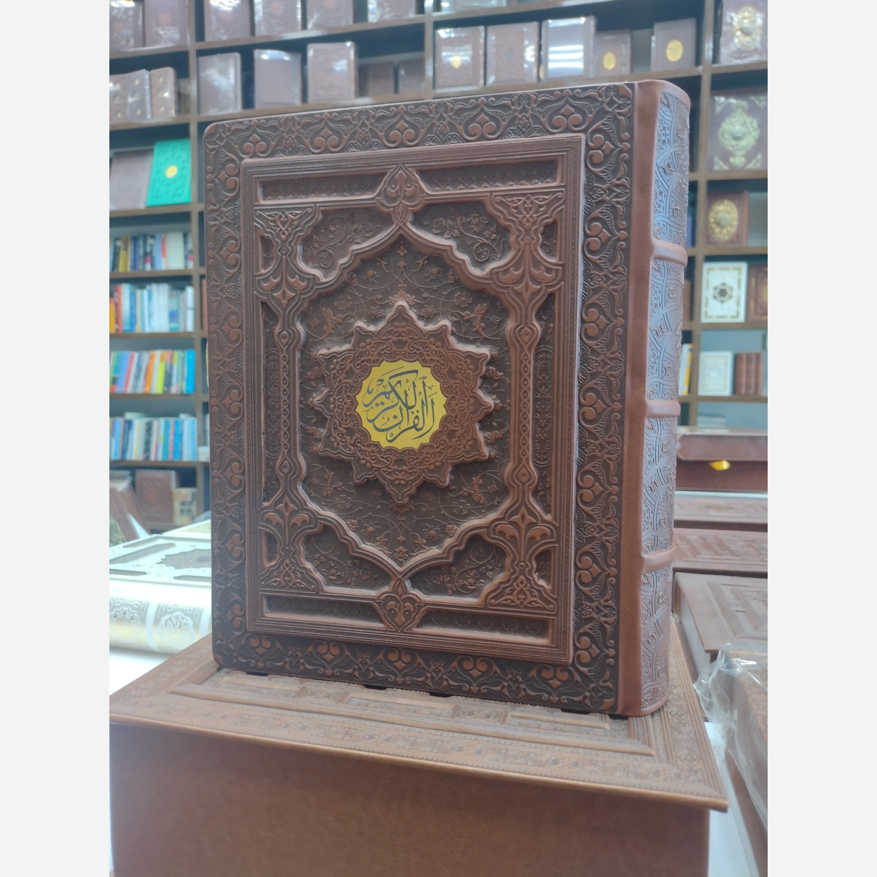 قران کریم وزیری کاغذ گلاسه همراه با قاب صندوقی