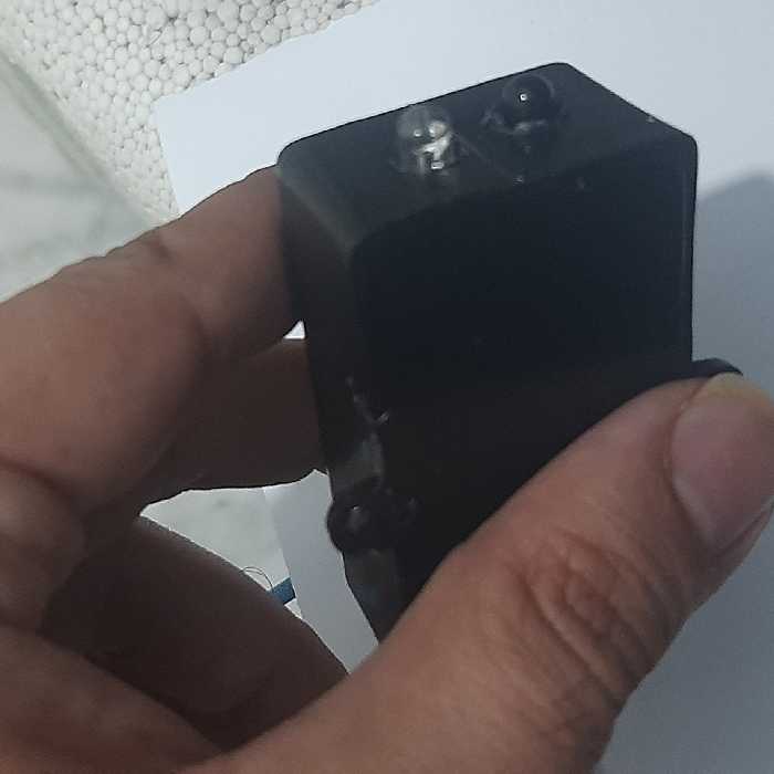 سنسور درب با ابعاد مناسب جهت  تشخیص باز شدن درب کابنیت کمد  وجهت نور پردازی دارای رنگ بندی سفید و مشکی والکل پاش