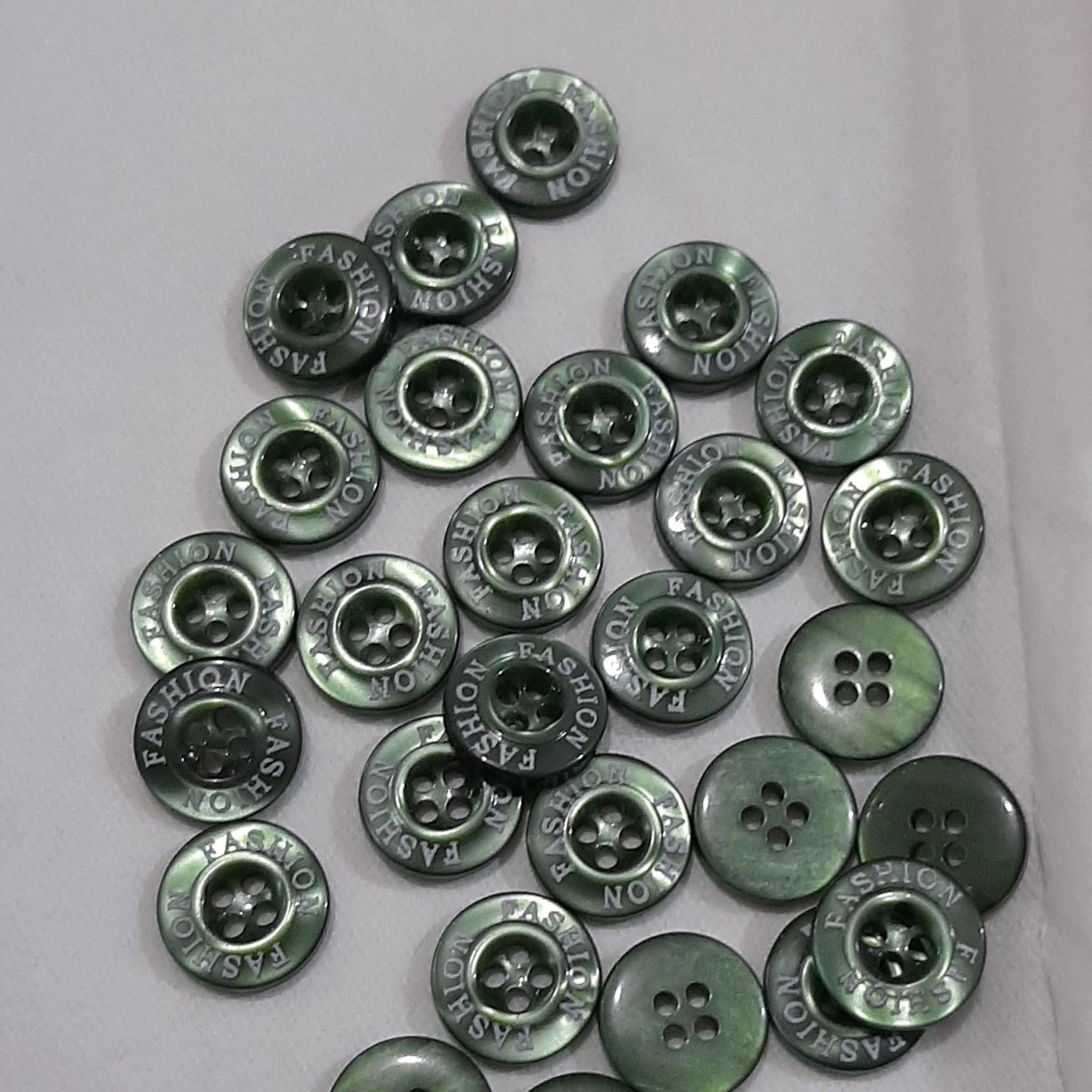 دکمه پیراهن مردانه . درجه یک 