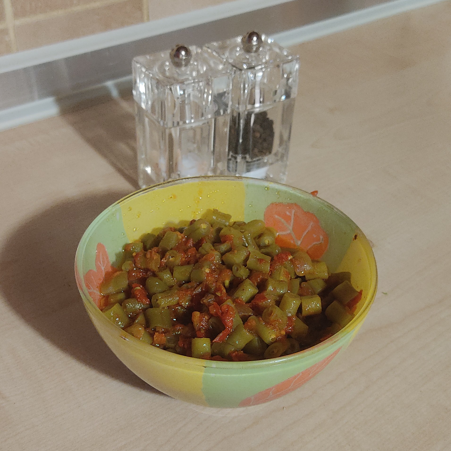 لوبیا سبز پخته شده با پوره ی گوجه فرنگی