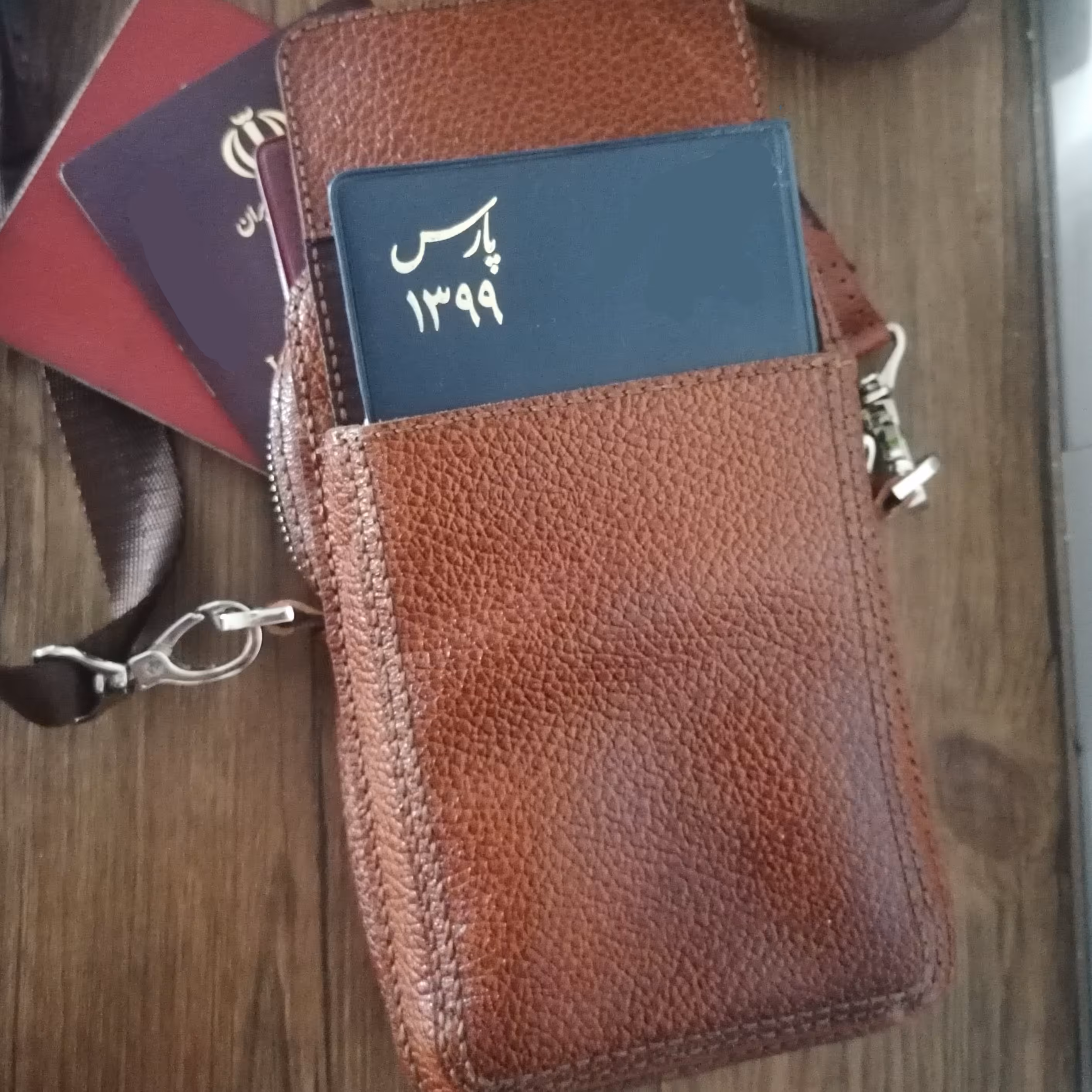 کیف کج دوشی کوچک آرشام تهیه شده از چرم بزی طبیعی به صورت دست دوز 