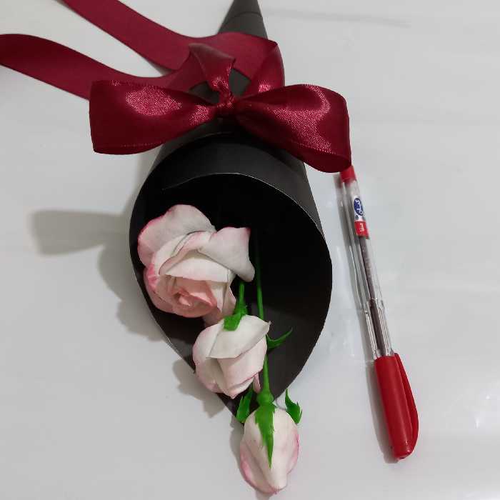 گل رز  سفید و صورتی، خمیر انعطاف ، قیف کار شده دورش مقوای فایریانو گرم‌پایین