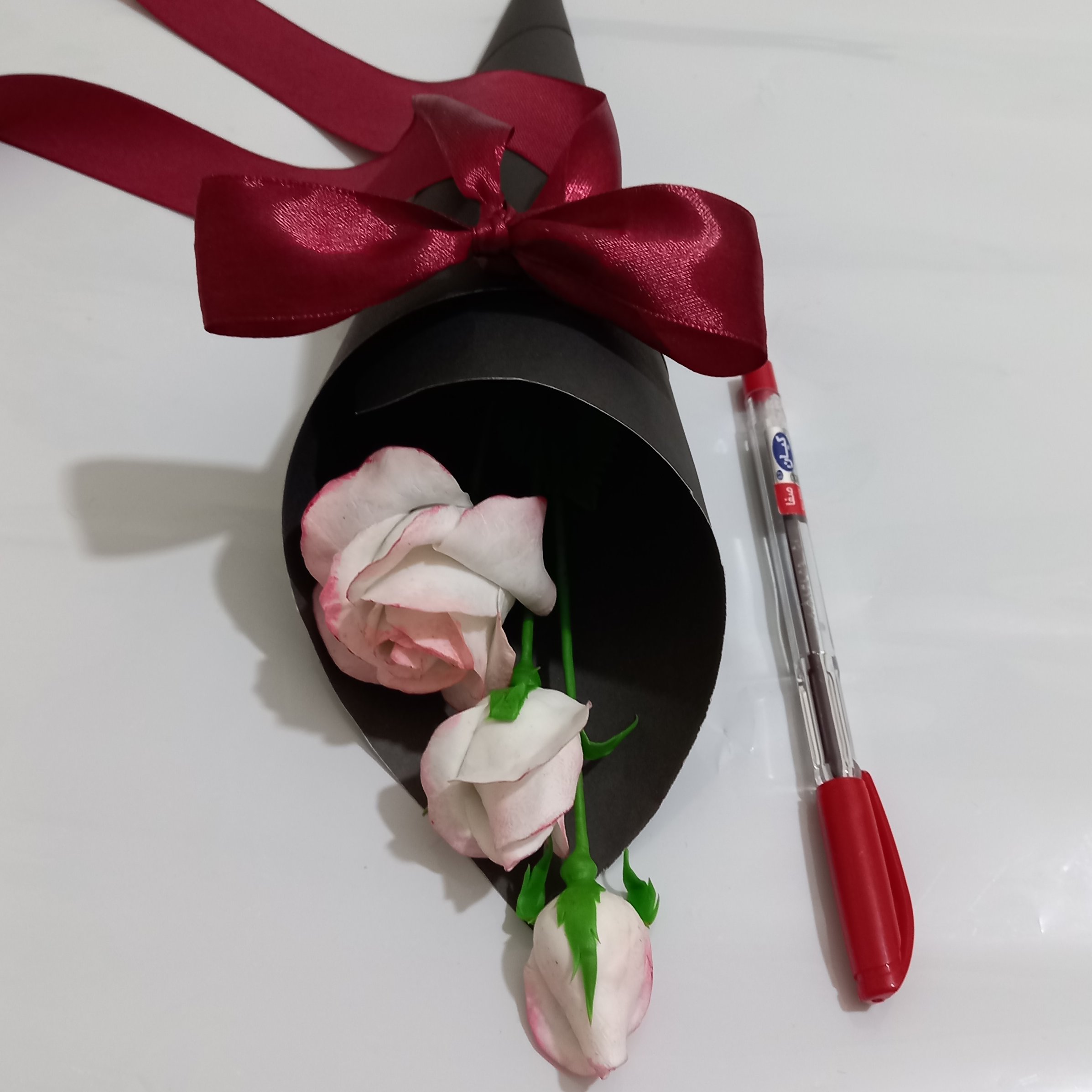 گل رز  سفید و صورتی، خمیر انعطاف ، قیف کار شده دورش مقوای فایریانو گرمپایین