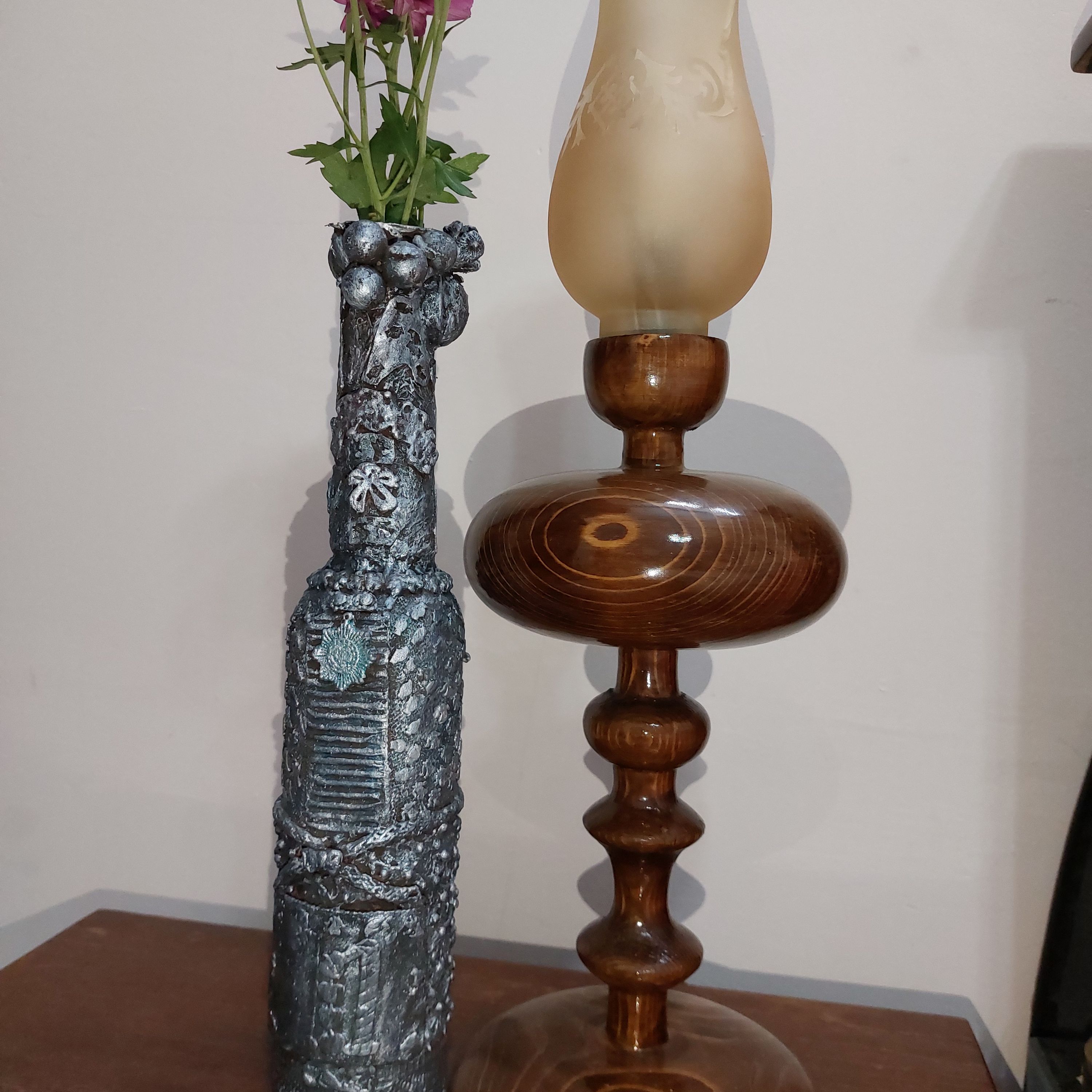 گلدان شیشه ای در وزن 500 گرم و در ارتفاع 37 سانتی متر در رنگ نقره ای