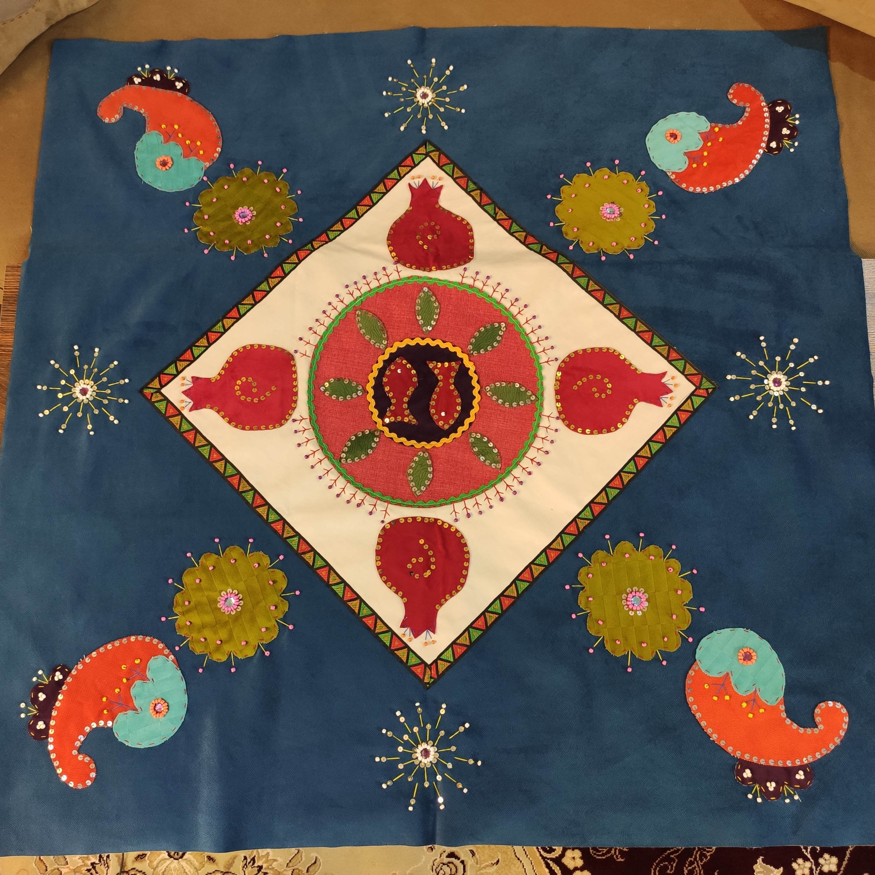 رومیزی مربع آبی ، طرح جقه و انار ،در ابعاد (100 در 100 ) سانتیمتر ، آستر شده،