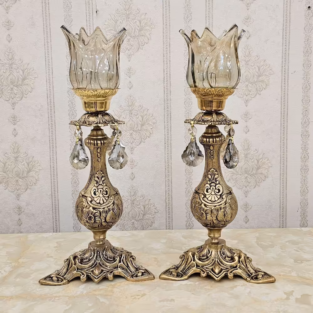 شمعدان رومیزی برنزی مدل سراهی پایه مثلثی آنتیک کد 325 مجموعه 2 عددی ( برنجی)