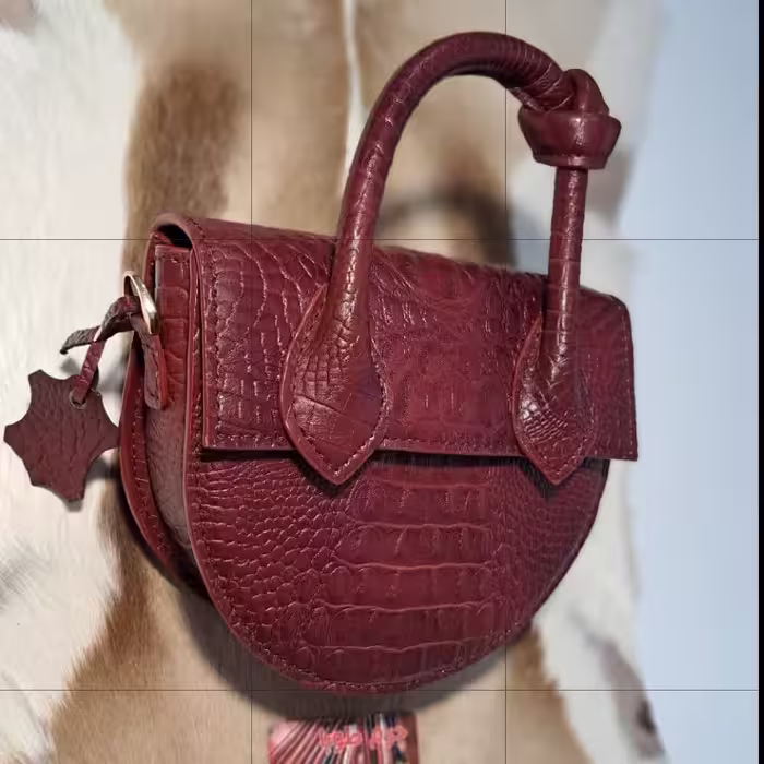 کیف رودوشی زنانه دوخته شده با چرم طبیعی گاوی کاملأ دستدوز ودست ساز ابعاد20در22پهنا7