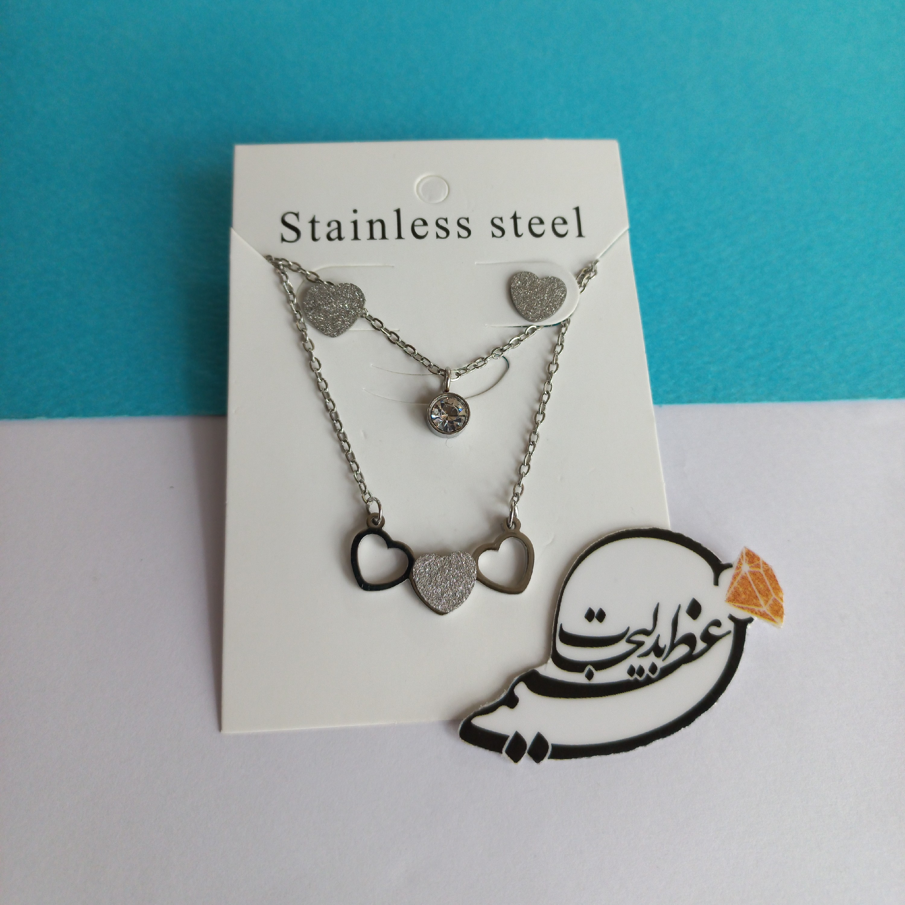 نیم ست دو ردیفه شنی استیل رنگ ثابت درجه یک بسیار زیبا طرح سه قلب.محصول دارای جعبه میباشد و مناسب کادو دادن