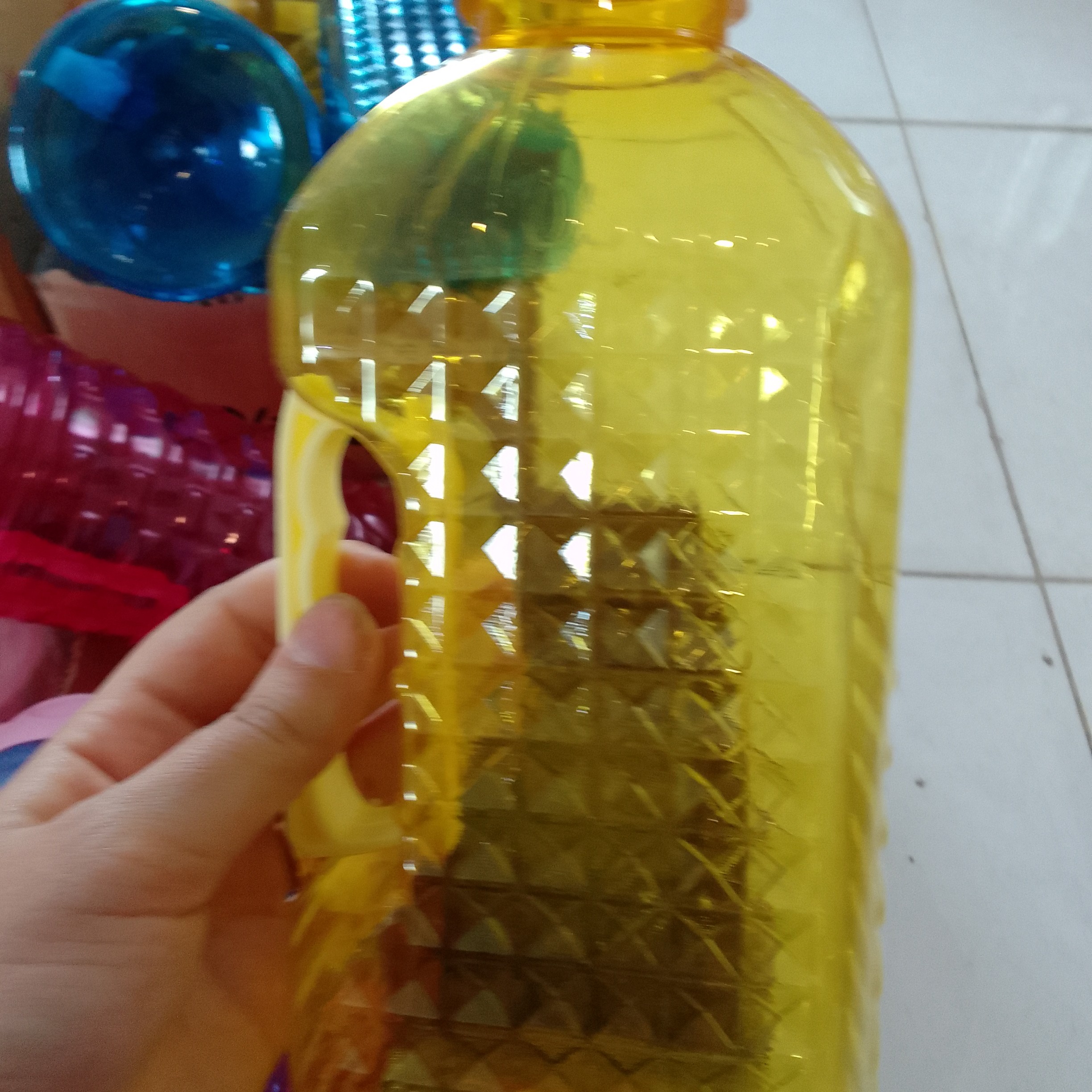 بطری آب دسته دار