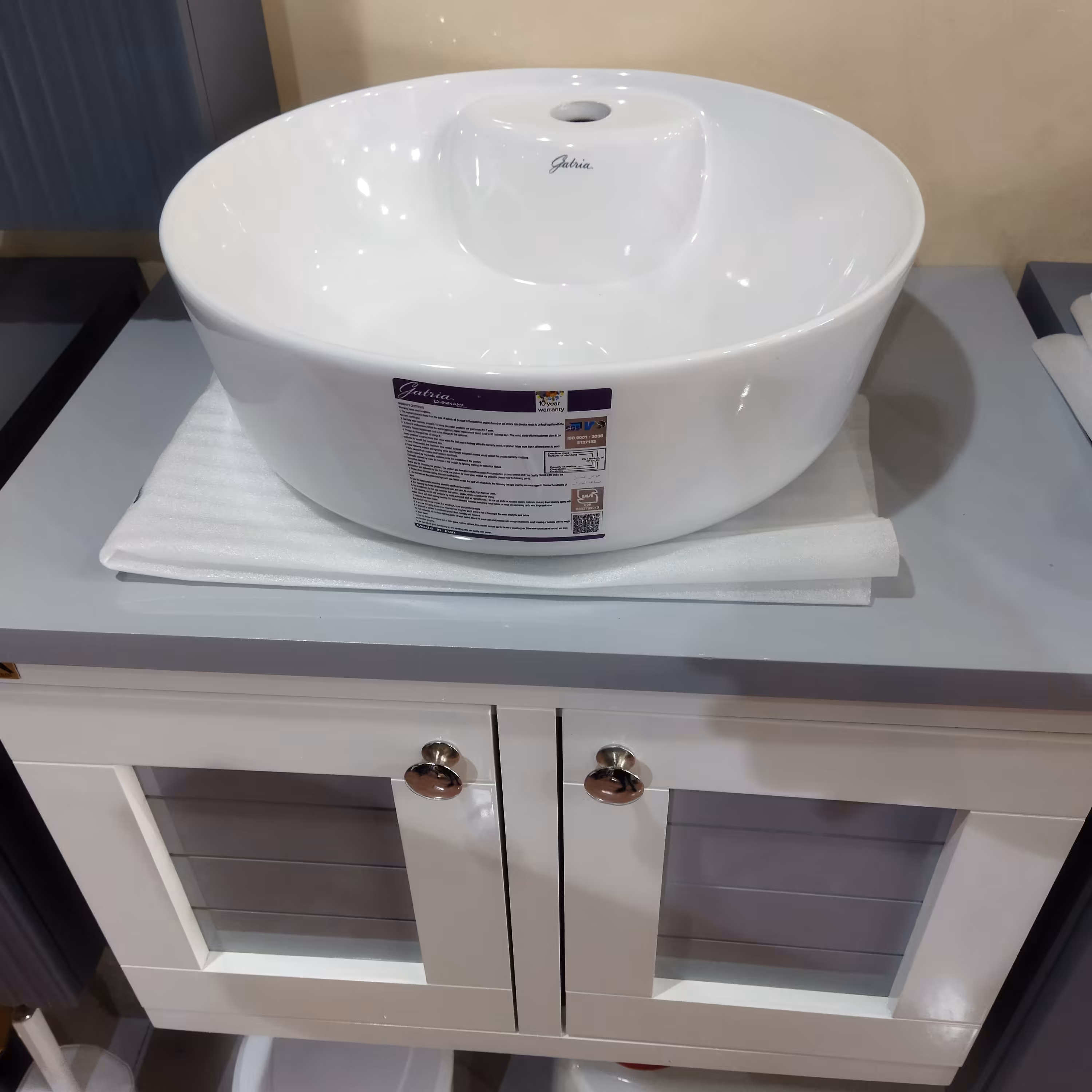 روشویی کابینتی دیواری پی وی سی 60در40 سفید طوسی سنگ روکار مدل پنجره ای