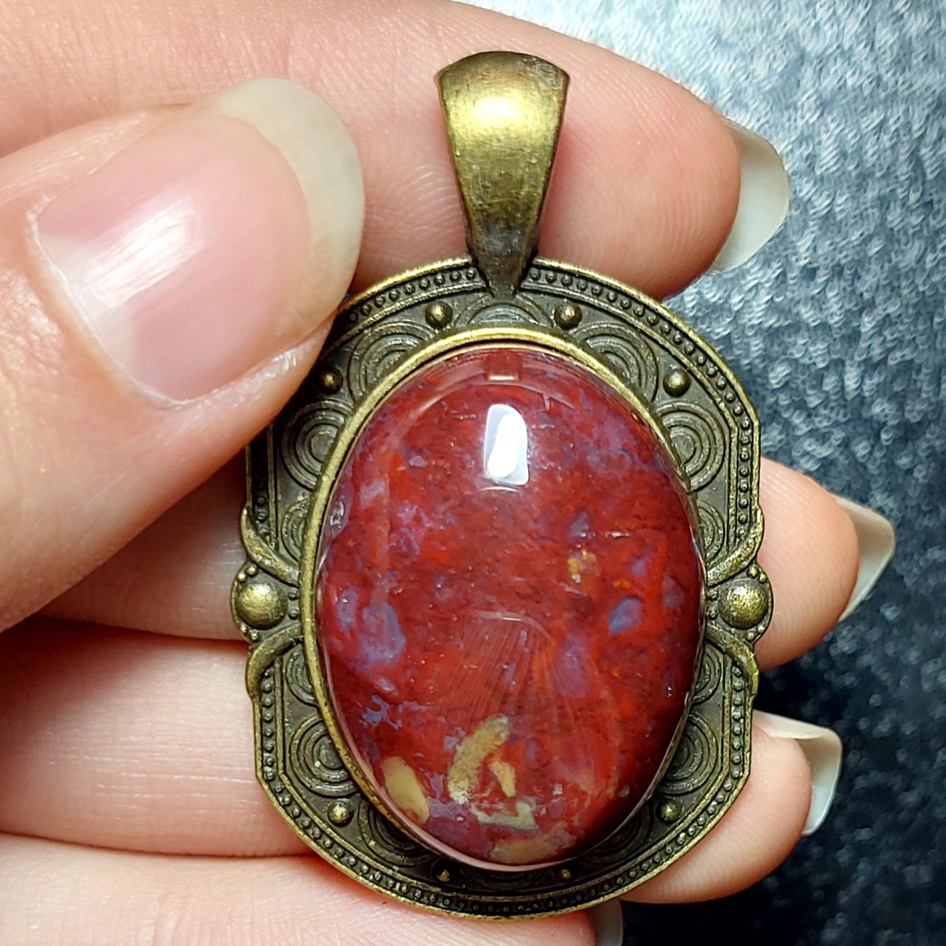 آویز گردنبند با قاب بسیار زیبا نگین عقیق تراش دامله خاص بسیار خوشرنگ و زیبا کدM106