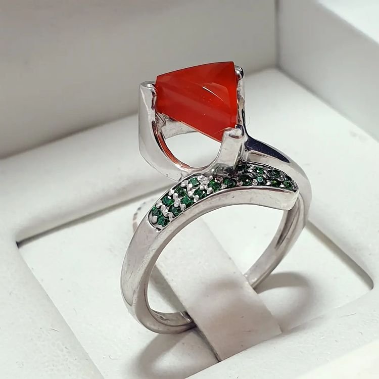 نگین عقیق یمنی اصل و معدنی با رکاب نقره زیبای زنانه