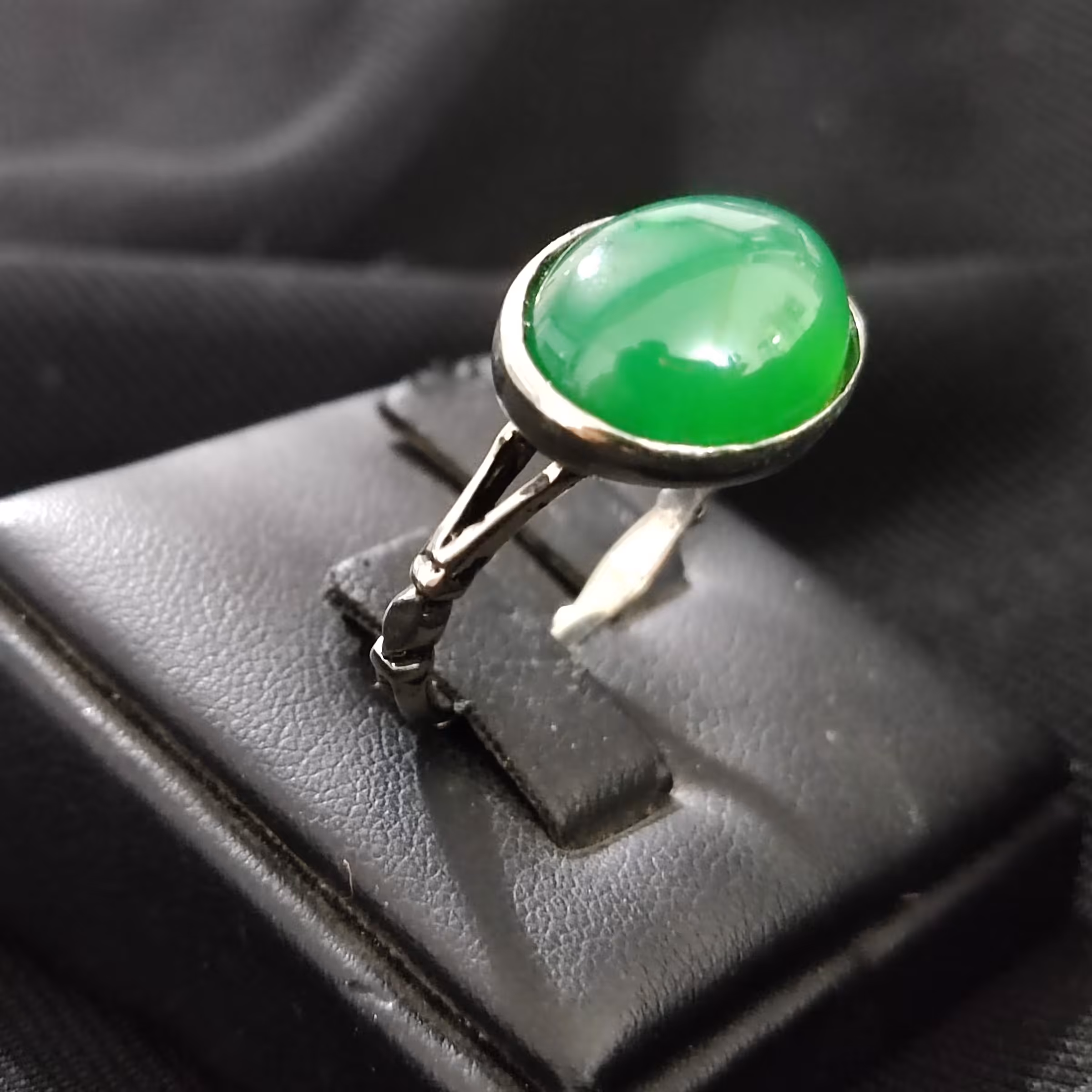 انگشتر طرح نقره نگین سبز  سایز 8