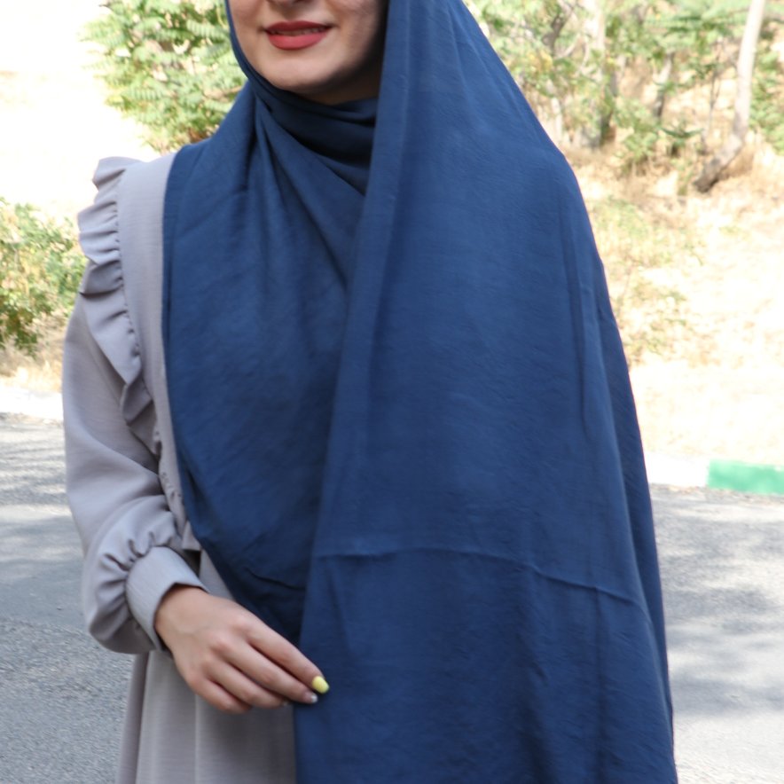 شال نخ حریر منگوله دار رنگ سرمه ای