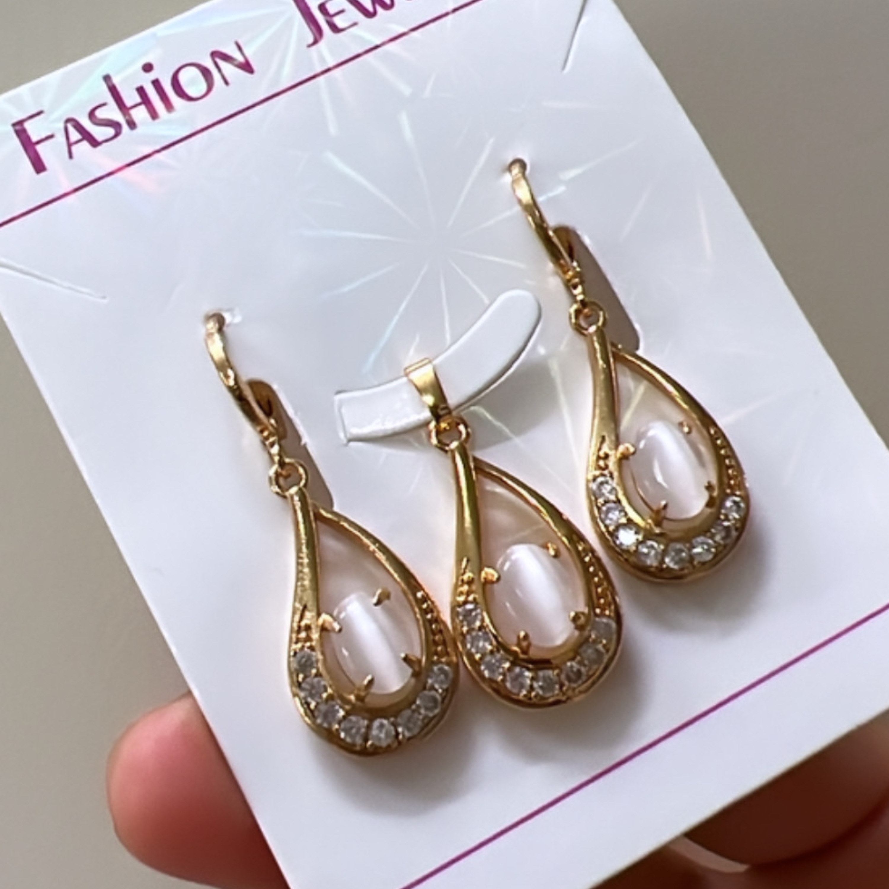 نیم ست طرح اشک با سنگ سوارسکی اصل و نگین با آبکاری و روکش طلا بدون زنجیر هست 