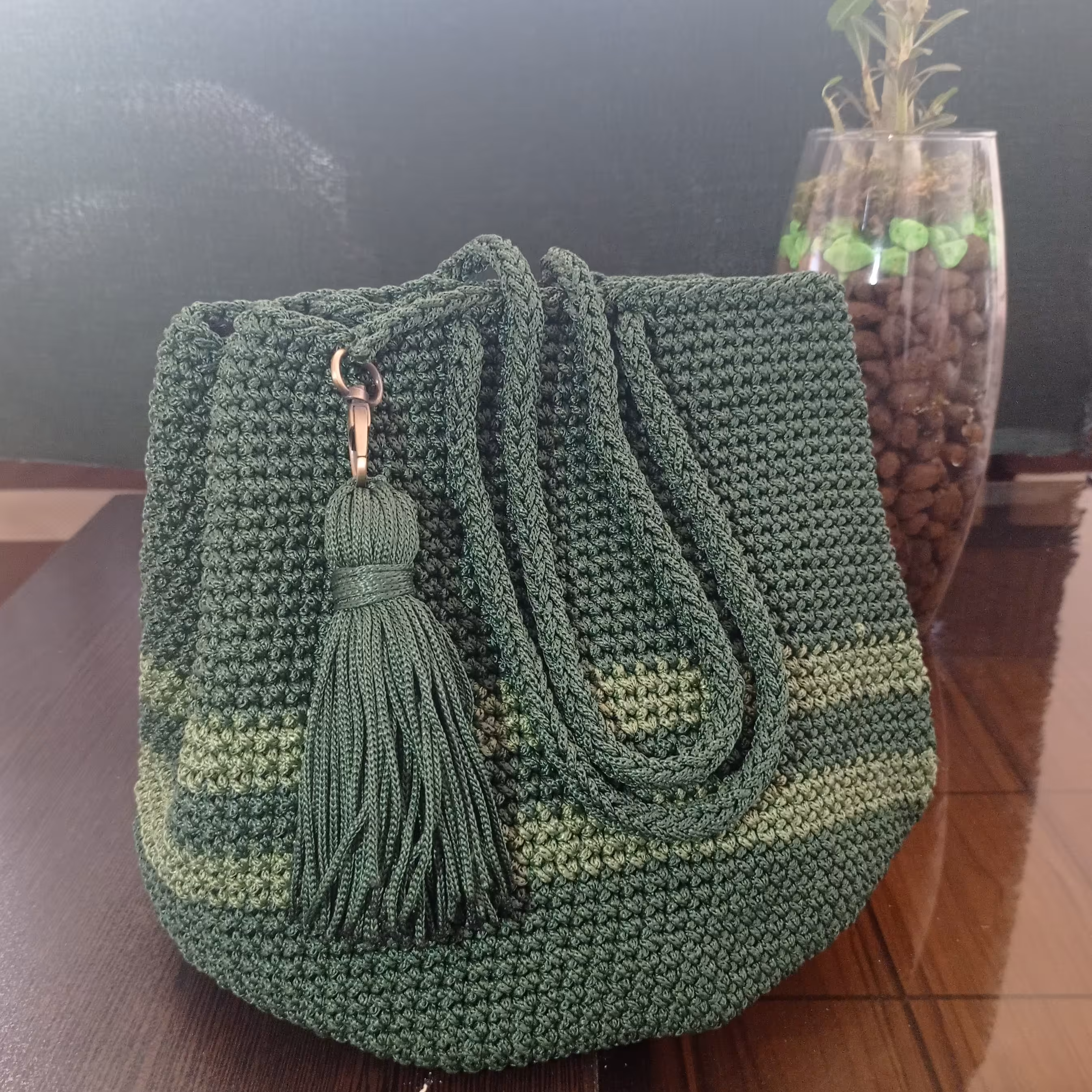 کیف بافتنی دورنگ سبز دارای استرشیک مناسب برای هرمکانی     