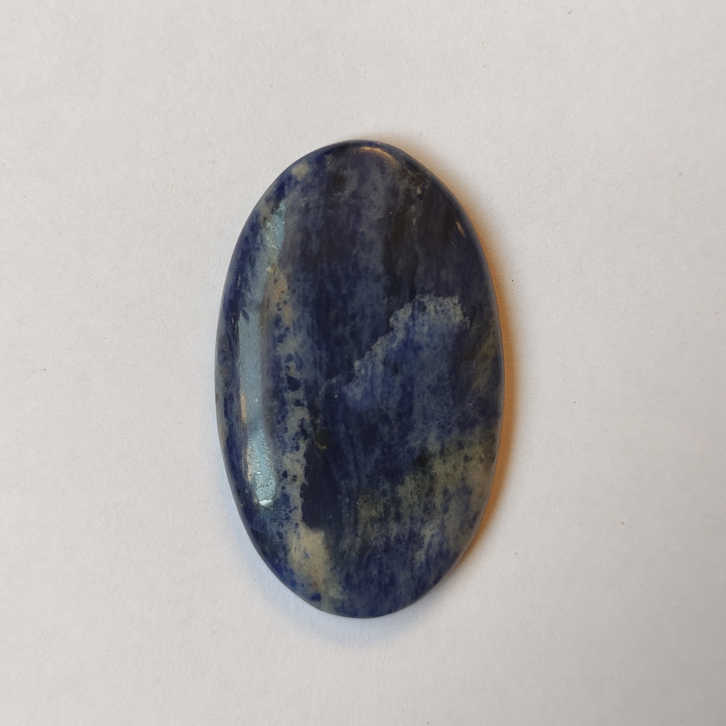 سنگ سودالیت آبی با رگه سفید