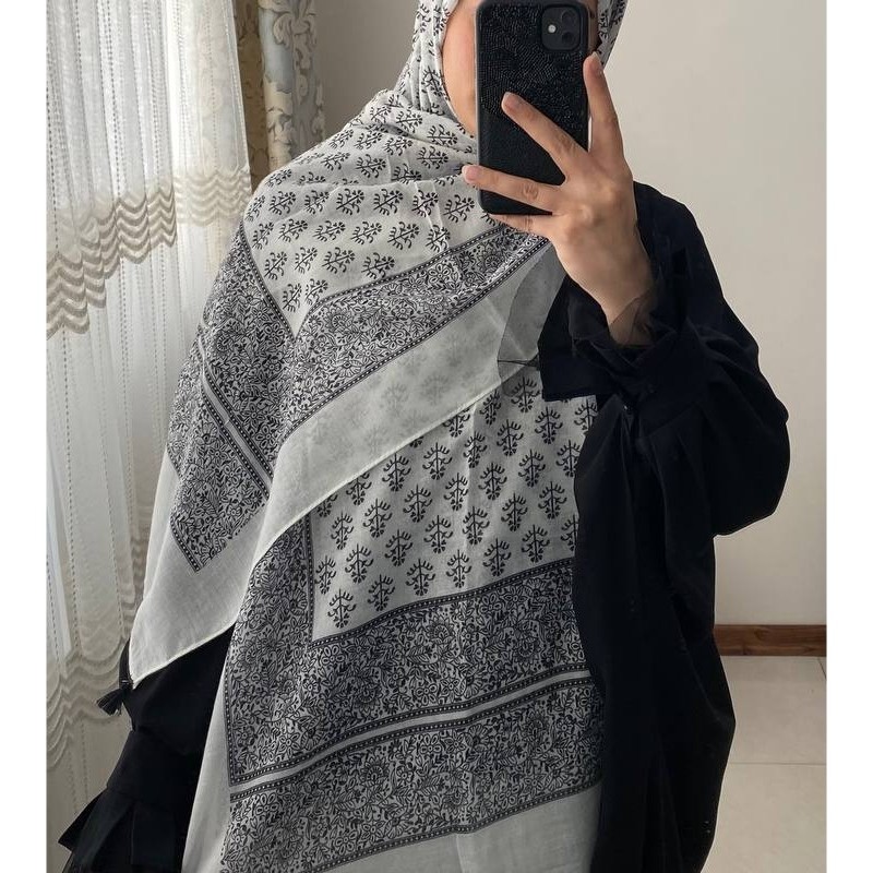 شال نخی وارداتی 
قواره 180در80
دور دوخت
منگوله دار 
اصلا لیز نیست
چروک نمیشه.، 
پشت سفید نیست 
خنک و سبک مناسب تابستان
