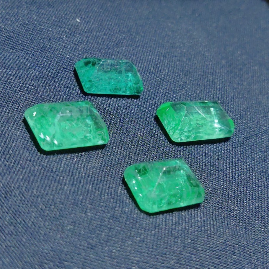 نگین های زمرد برزیل بسیار زیبا.قیمت عالی.خوش آب و رنگ