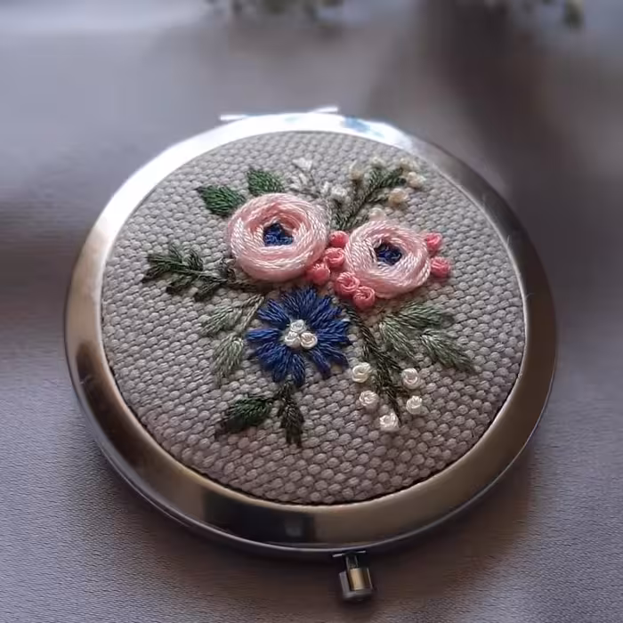 آینه جیبی گلدوزی شده با دست طرح کمند قطر 7 سانت