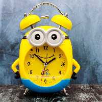 ساعت رومیزی زیبا طرح مینیون زنگ دار و آرام گرد
