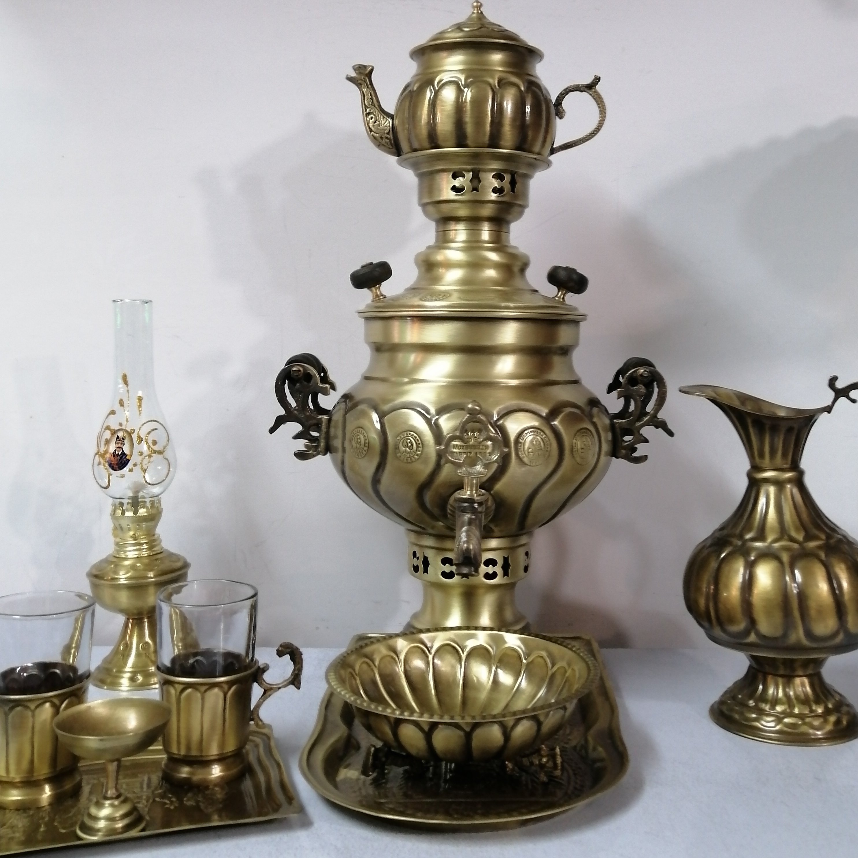 کد 14 : سماور زغالی برنجی ذغالی آنتیک با چایخوری دو نفره و چراغ کلا