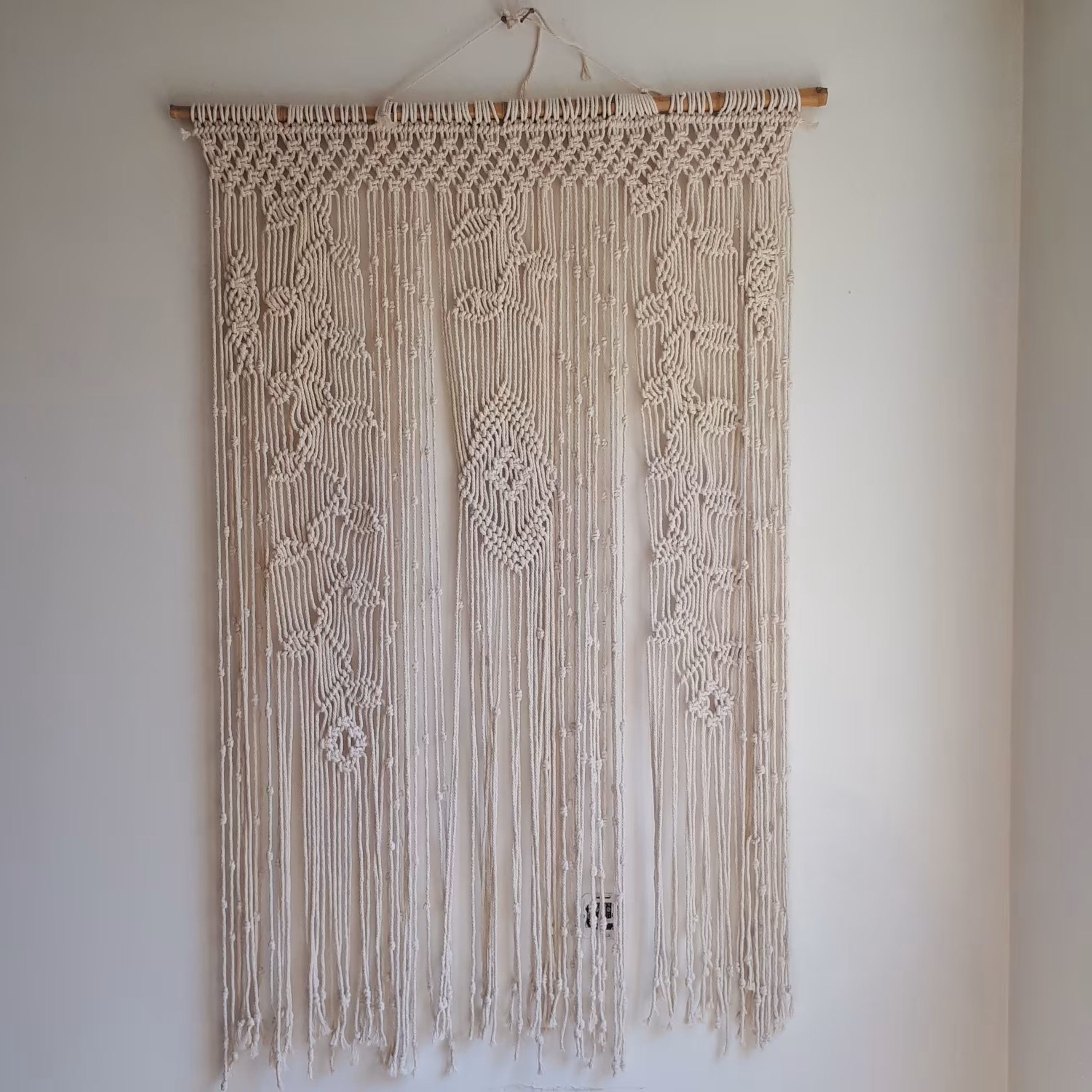 پرده مکرومه.طرح رویش.رنگ شیری.عرض یا چوب100س.طول با چوب148س