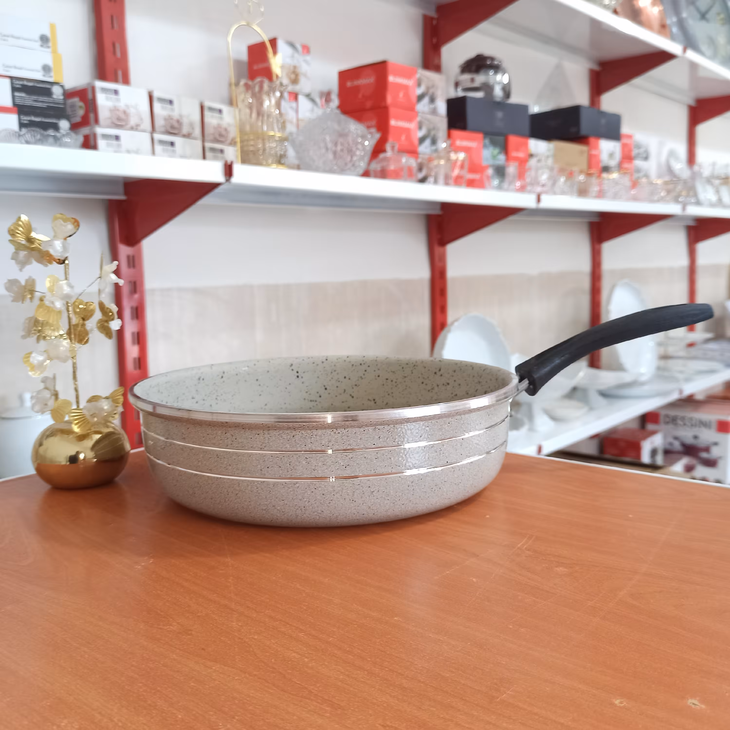 ماهی تابه نسوز،لب تراش ،تک دسته،رنگ کرم،جنس عالی،بسیار زیبا و خوش ساخت،گودی مناسب،فوق العاده زخیم،سایزشم تو عکس هست