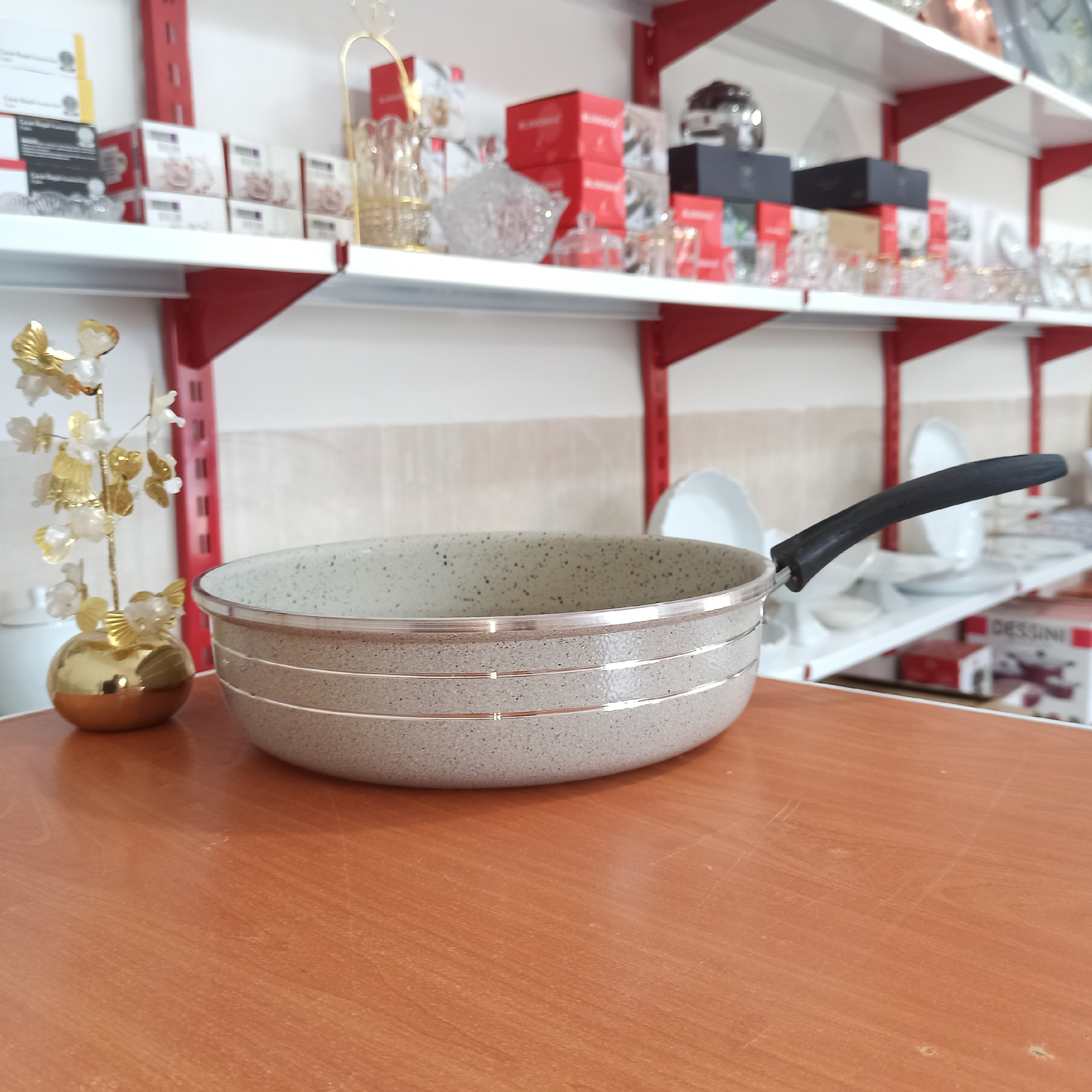 ماهی تابه نسوز،لب تراش ،تک دسته،رنگ کرم،جنس عالی،بسیار زیبا و خوش ساخت،گودی مناسب،فوق العاده زخیم،سایزشم تو عکس هست