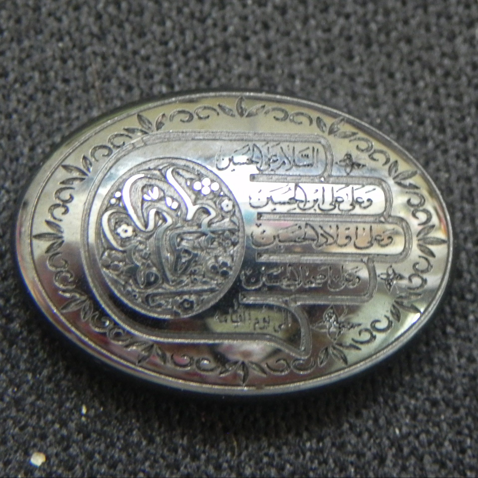 نگین حدید حکاکی سلام بر حسین 1.8در1.3 سانتی تراش بیضی دامله مناسب انگشتر