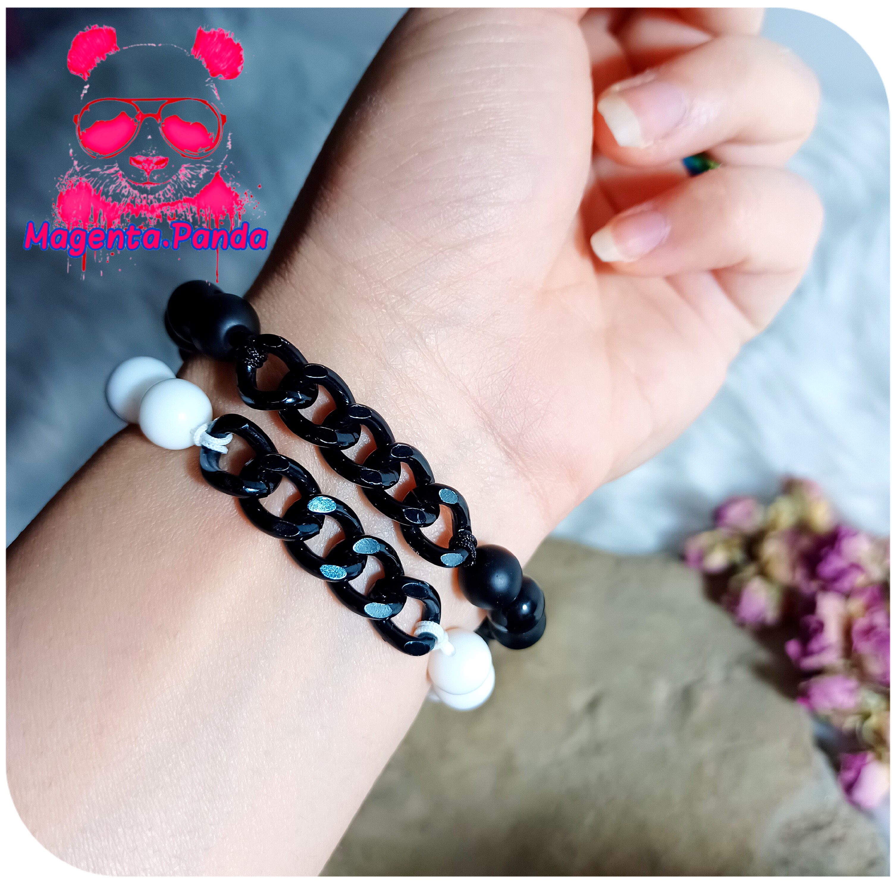 دستبند ترکیبی کارتیر و سنگ اونیکس رنگ سفید و مشکی به صورت ست هم مبتونید استفاده کنید