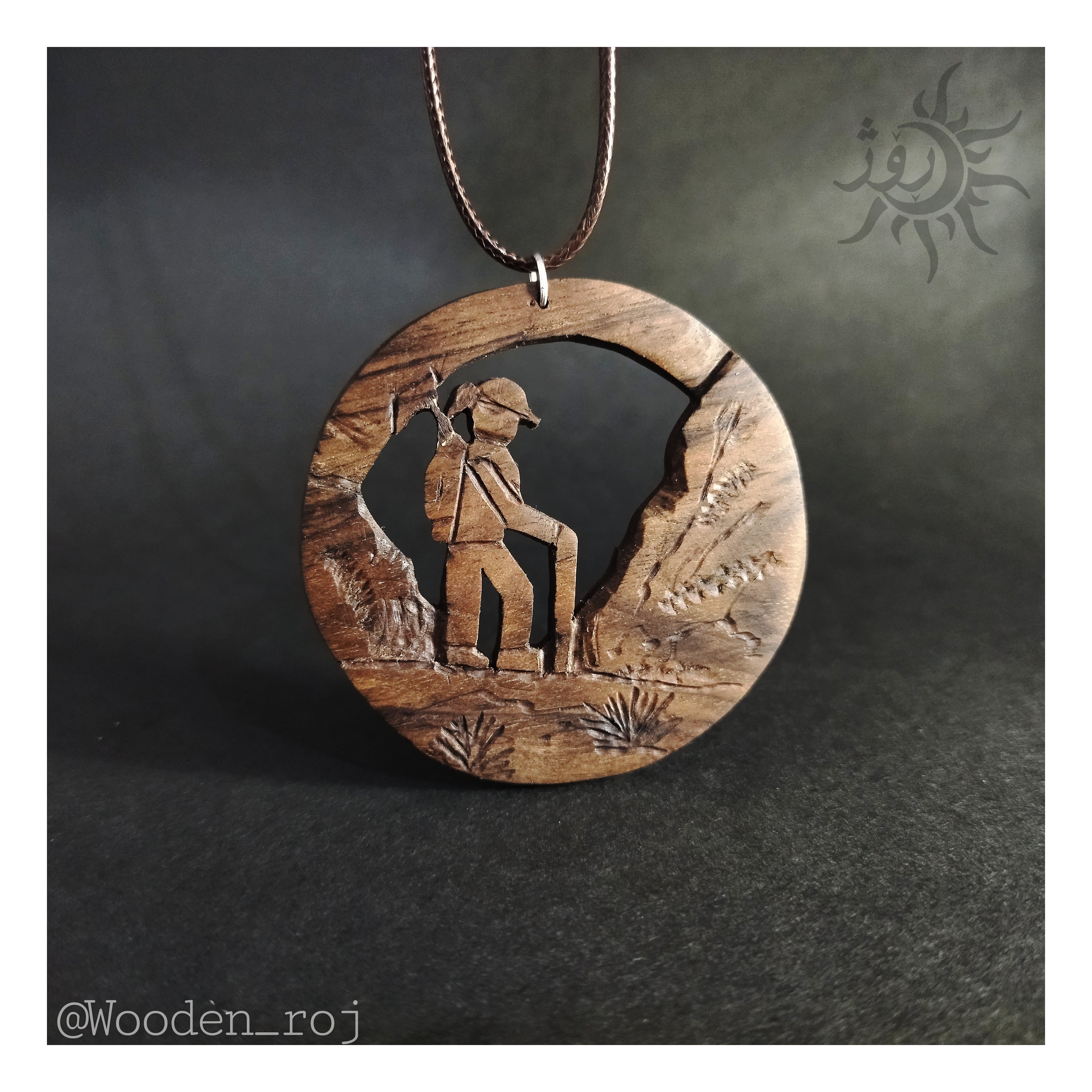 گردنبند چوبی طرح کوهنورد