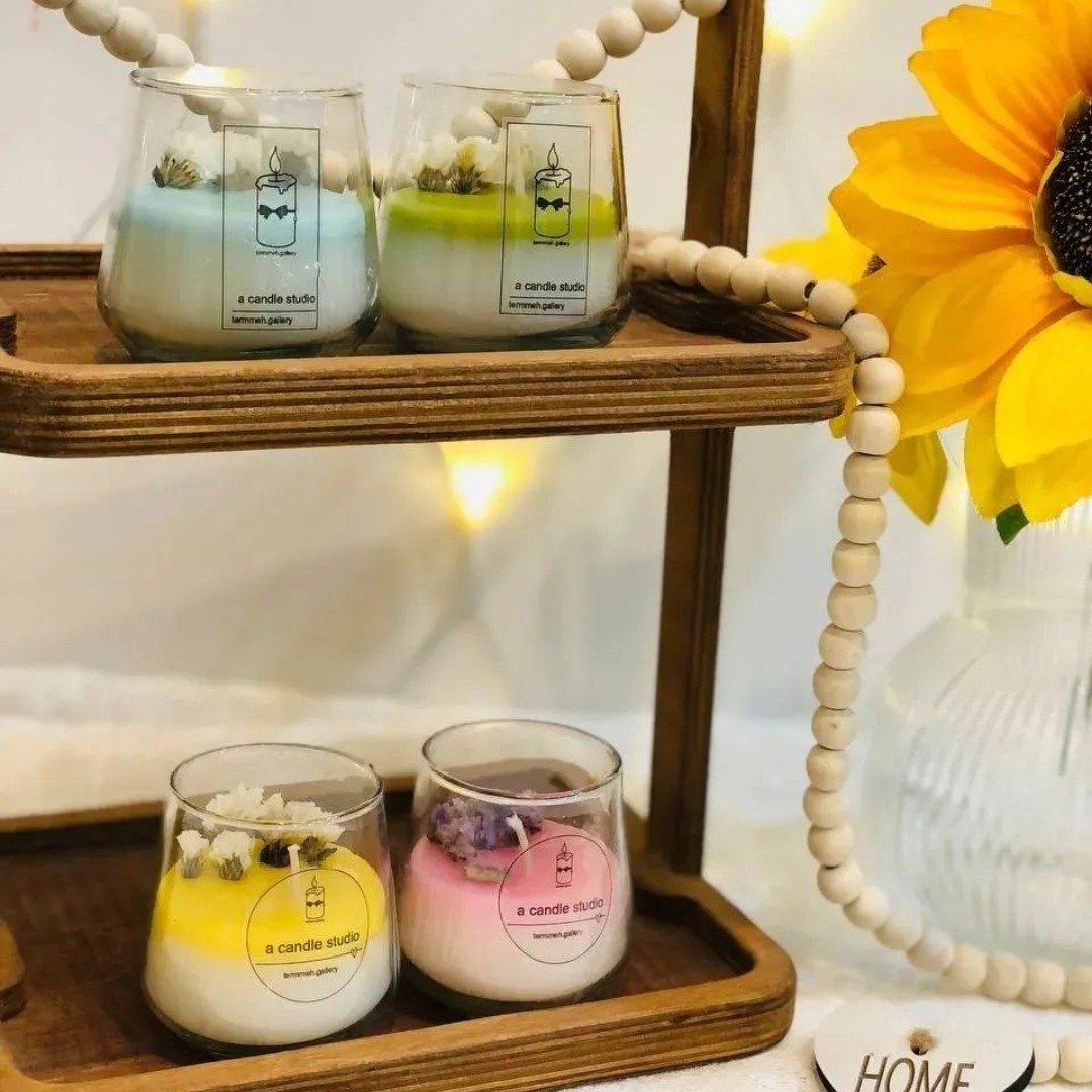شمع معطر شیشه ای تزئین شده با گل  سایز کوچک در رنگ بندی تک و عمده 