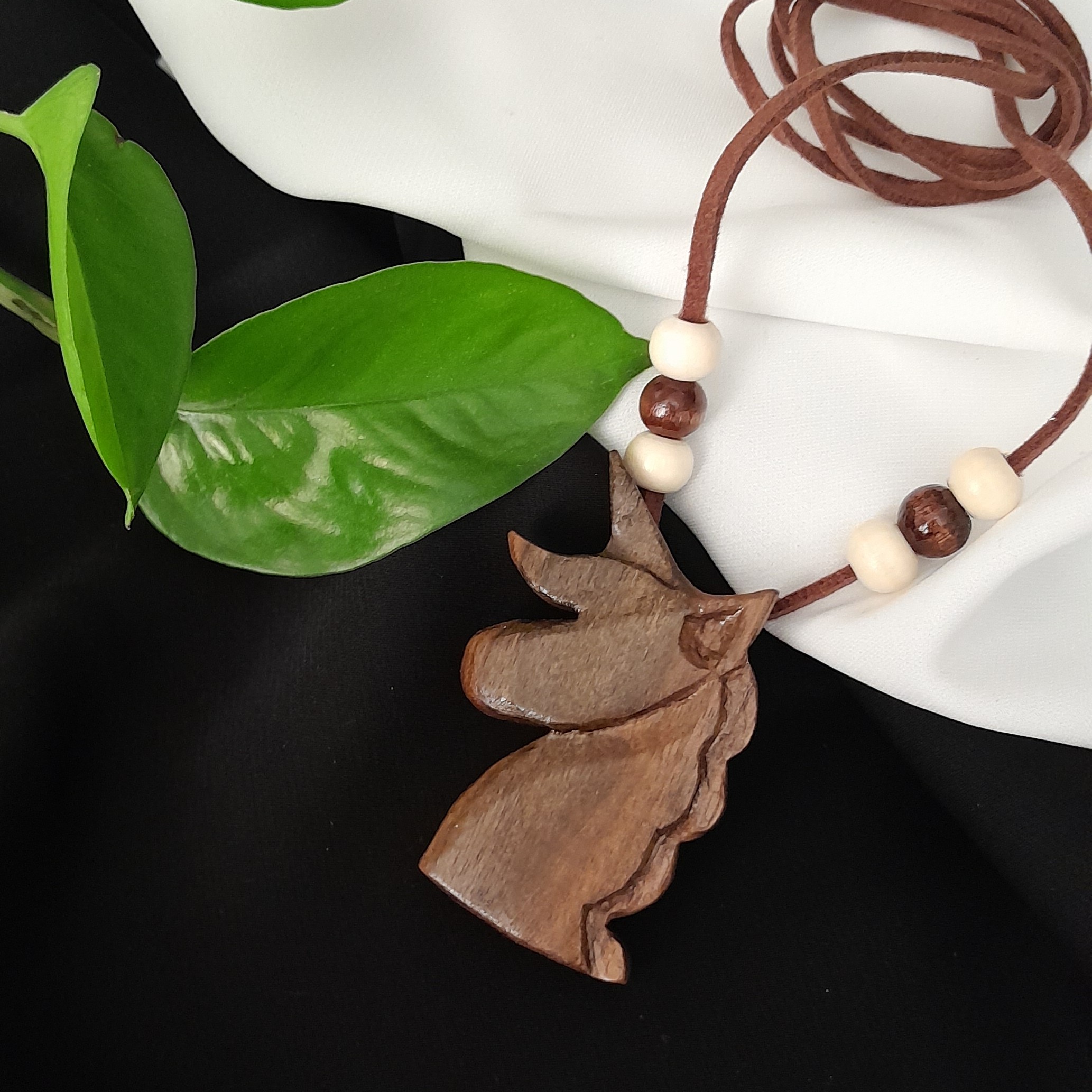 پلاک و گردنبند تک شاخ چوبی