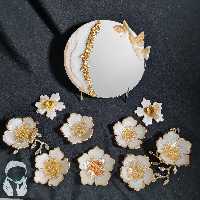 سفره هفتسین رزینی سفید طلایی گل پنج پر رزینی با آینه و شمعدان 9 تکه