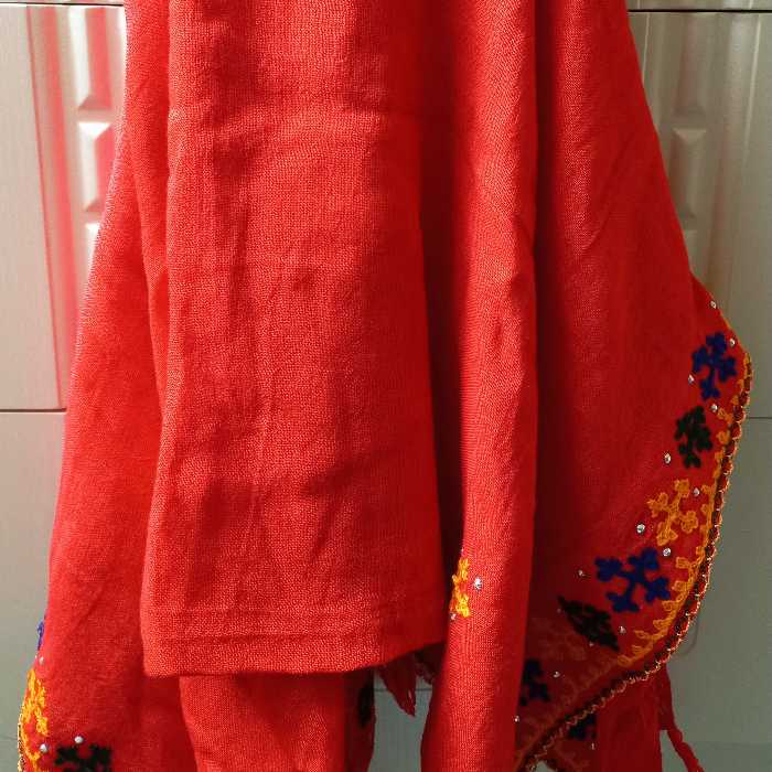   شال نخی بلوچ چهار فصل
عرض پهن
حاشیه های دو طرف شال کار دست هست

