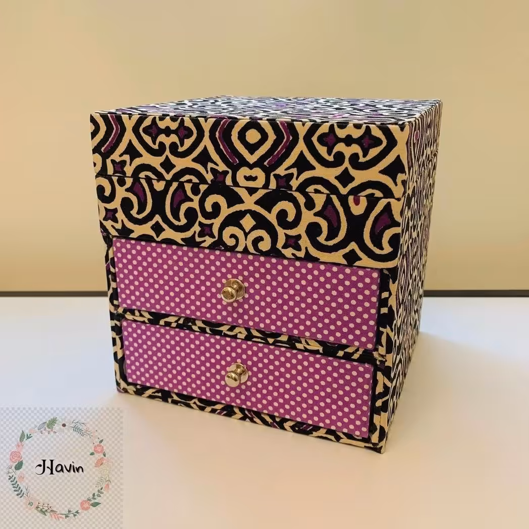 جعبه تحریری
جعبه دو کشو
ساخته شده از تخته سه لا
مقاوم و زیبا برای روی میز تحریر و آرایش