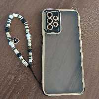 آویز گوشی به همراه یه آویز دلبر بین کار