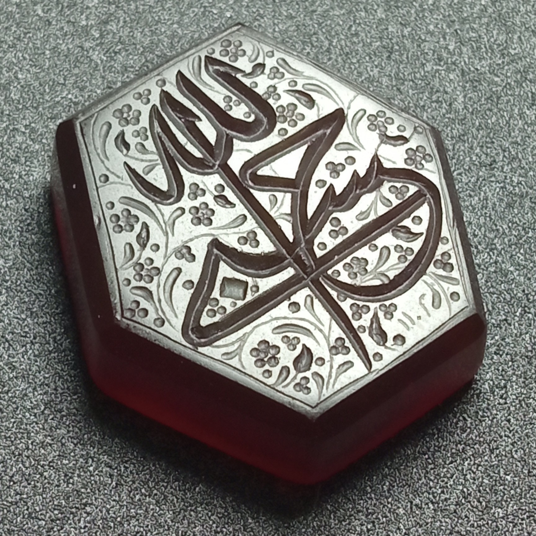 نگین زیبای سنگ عقیق با حکاکی ذکر حسبی الله بسیار زیبا مناسب انگشتر و...