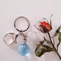 سرکلیدی و جاسوییچی رزینی آبی با اکلیل همراه با قفل