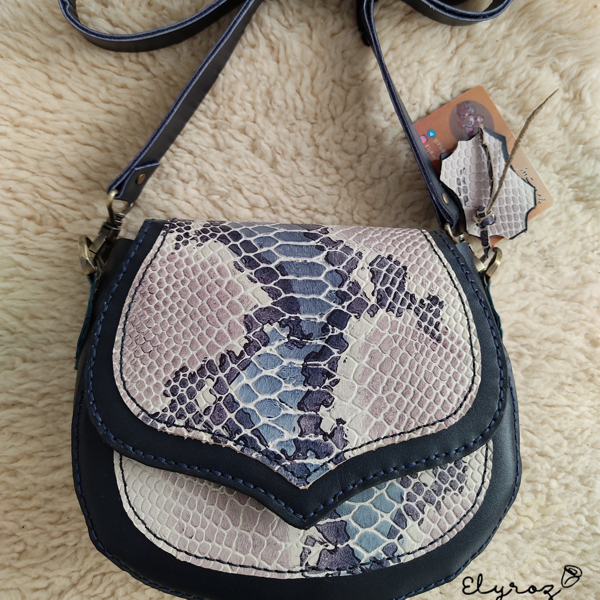 کیف دوشی در دو رنگ بسیار سبک و جادار ،مناسب پیاده روی